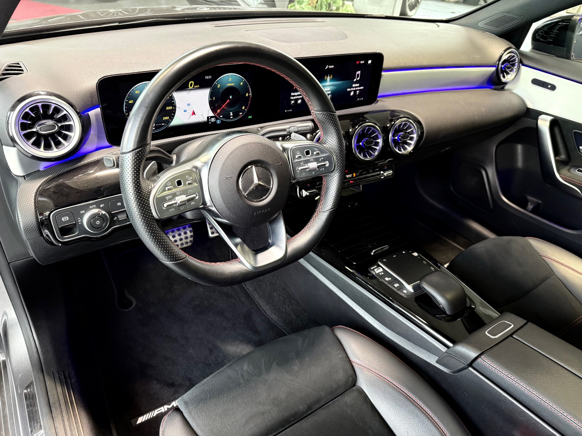 MERCEDES-BENZ A 180 d AMG Line 8G-DCT-image-9