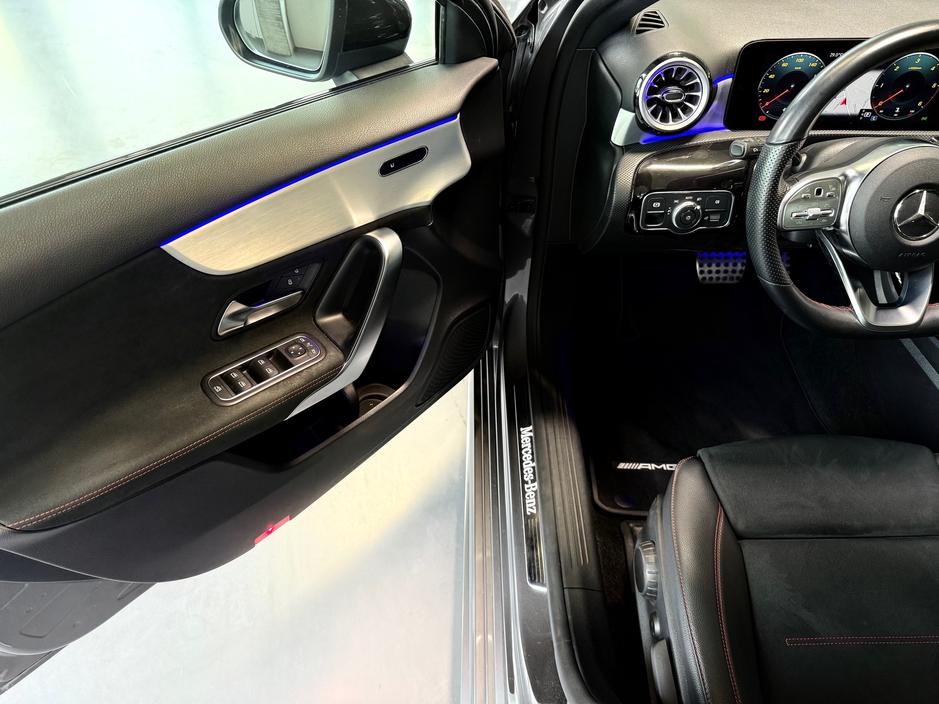 MERCEDES-BENZ A 180 d AMG Line 8G-DCT-image-7
