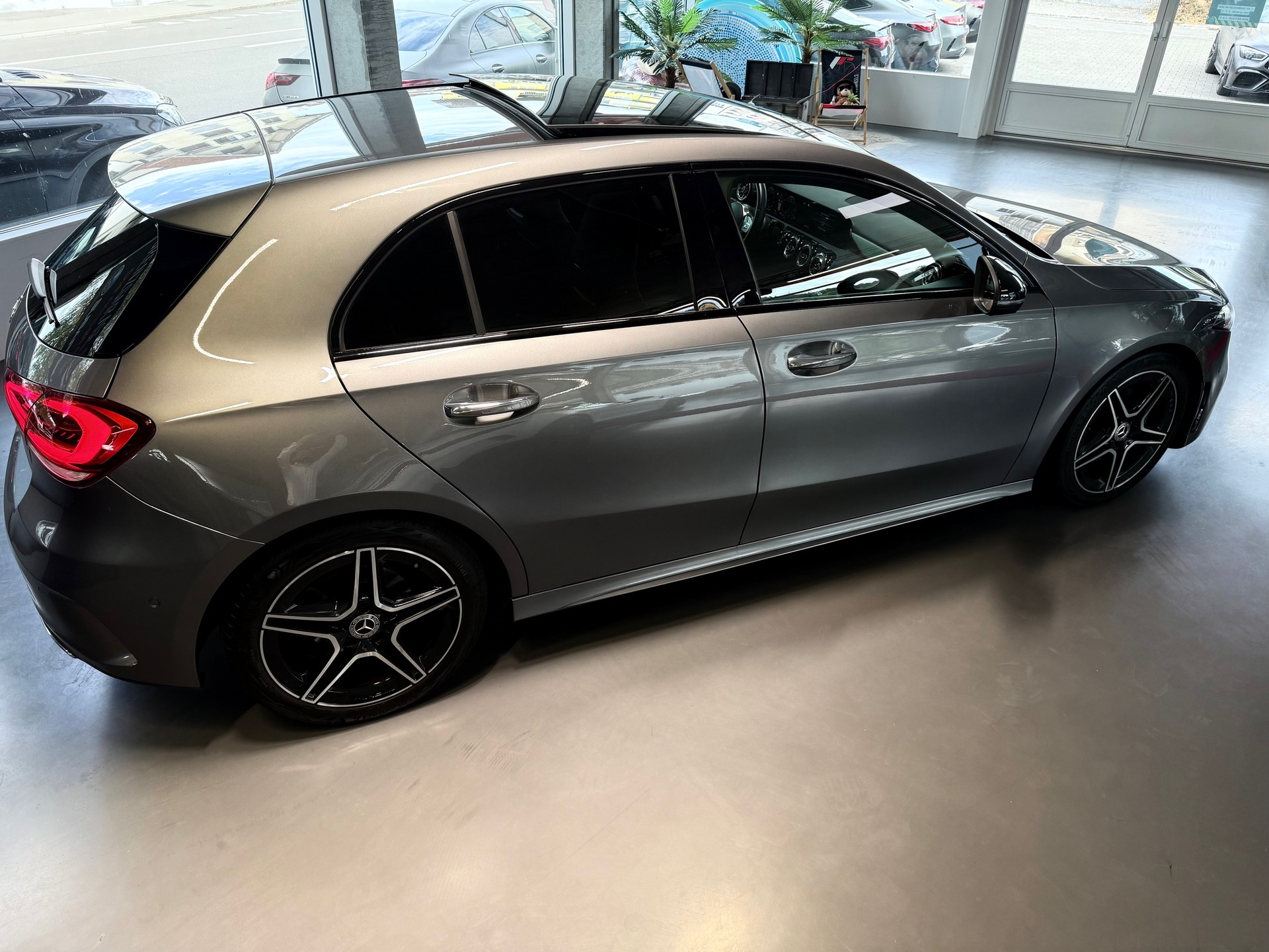 MERCEDES-BENZ A 180 d AMG Line 8G-DCT-image-4