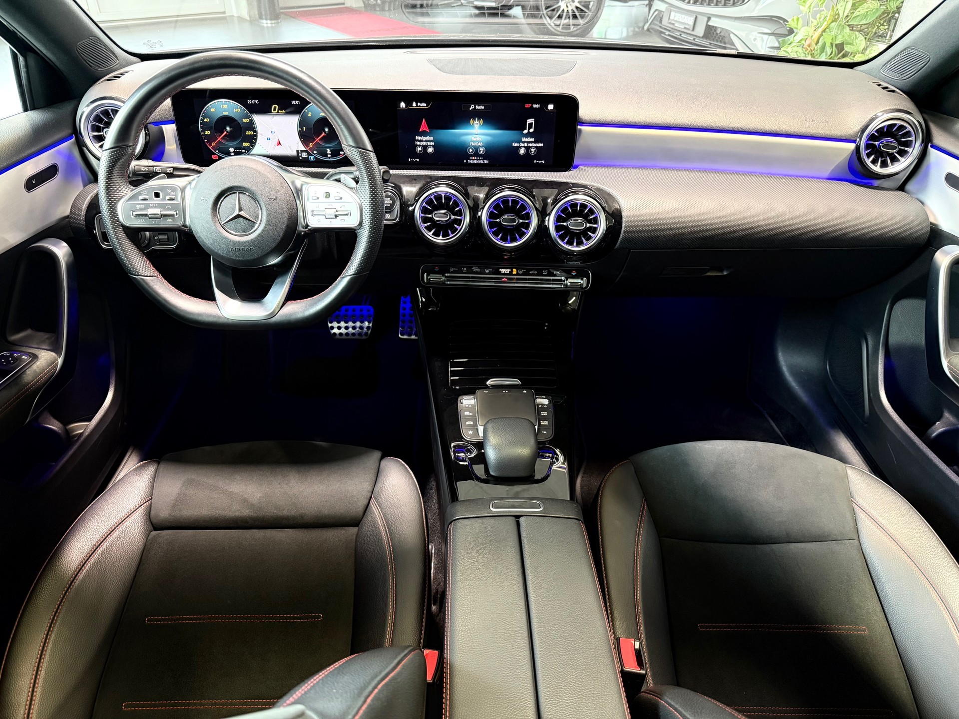 MERCEDES-BENZ A 180 d AMG Line 8G-DCT-image-13