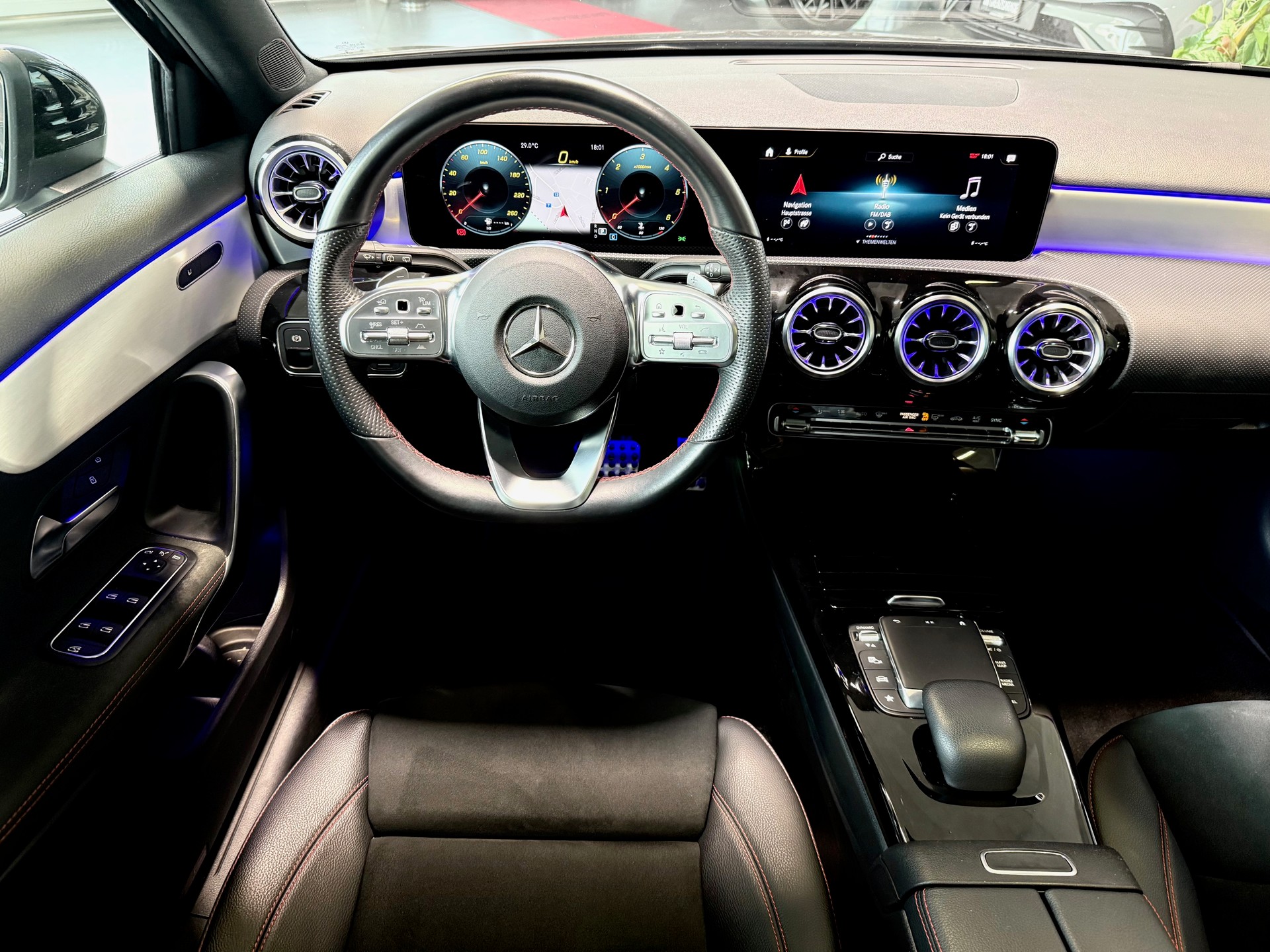 MERCEDES-BENZ A 180 d AMG Line 8G-DCT-image-12