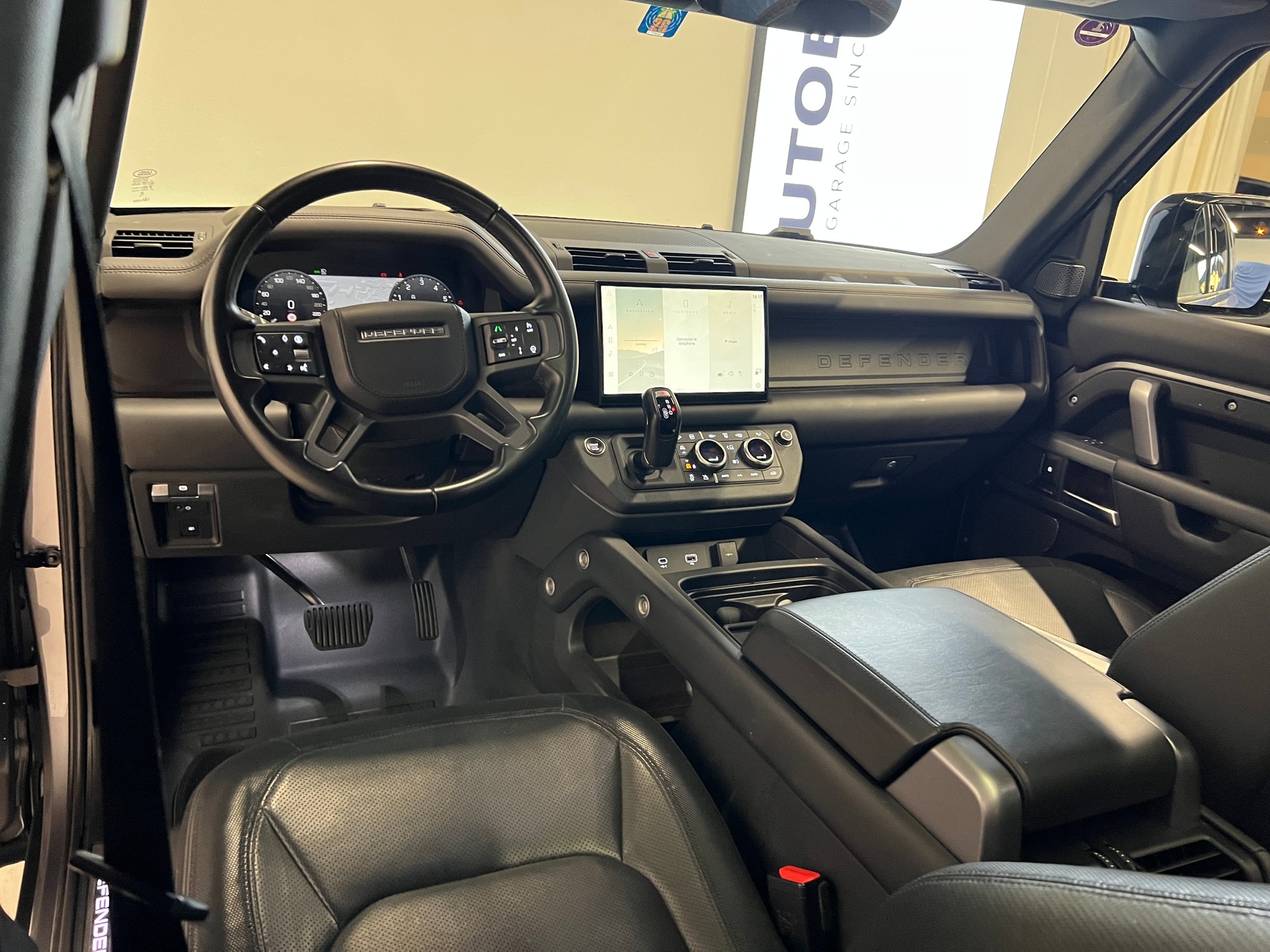LAND ROVER Defender 110 2.0 P400e X-Dynamic HSE-showroom-element-2