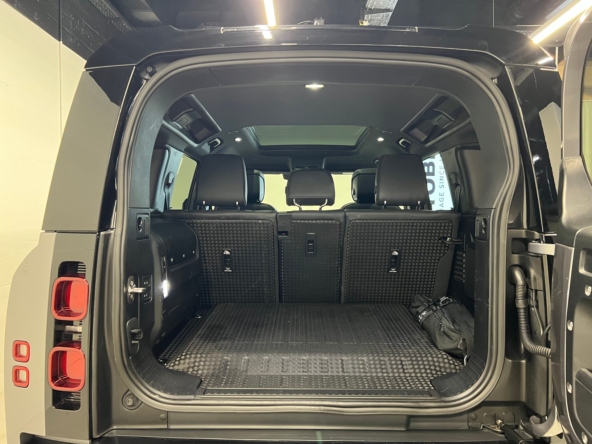 LAND ROVER Defender 110 2.0 P400e X-Dynamic HSE-image-12