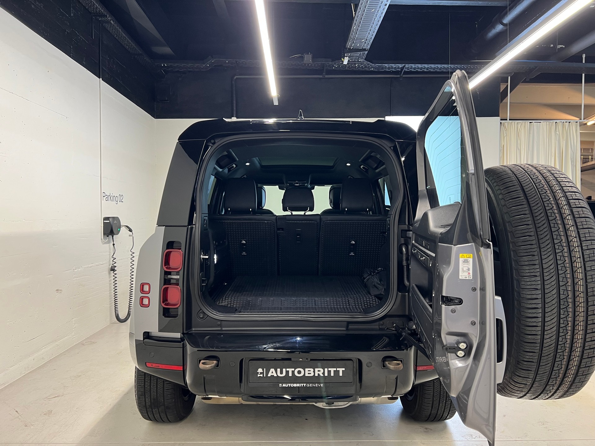 LAND ROVER Defender 110 2.0 P400e X-Dynamic HSE-image-11
