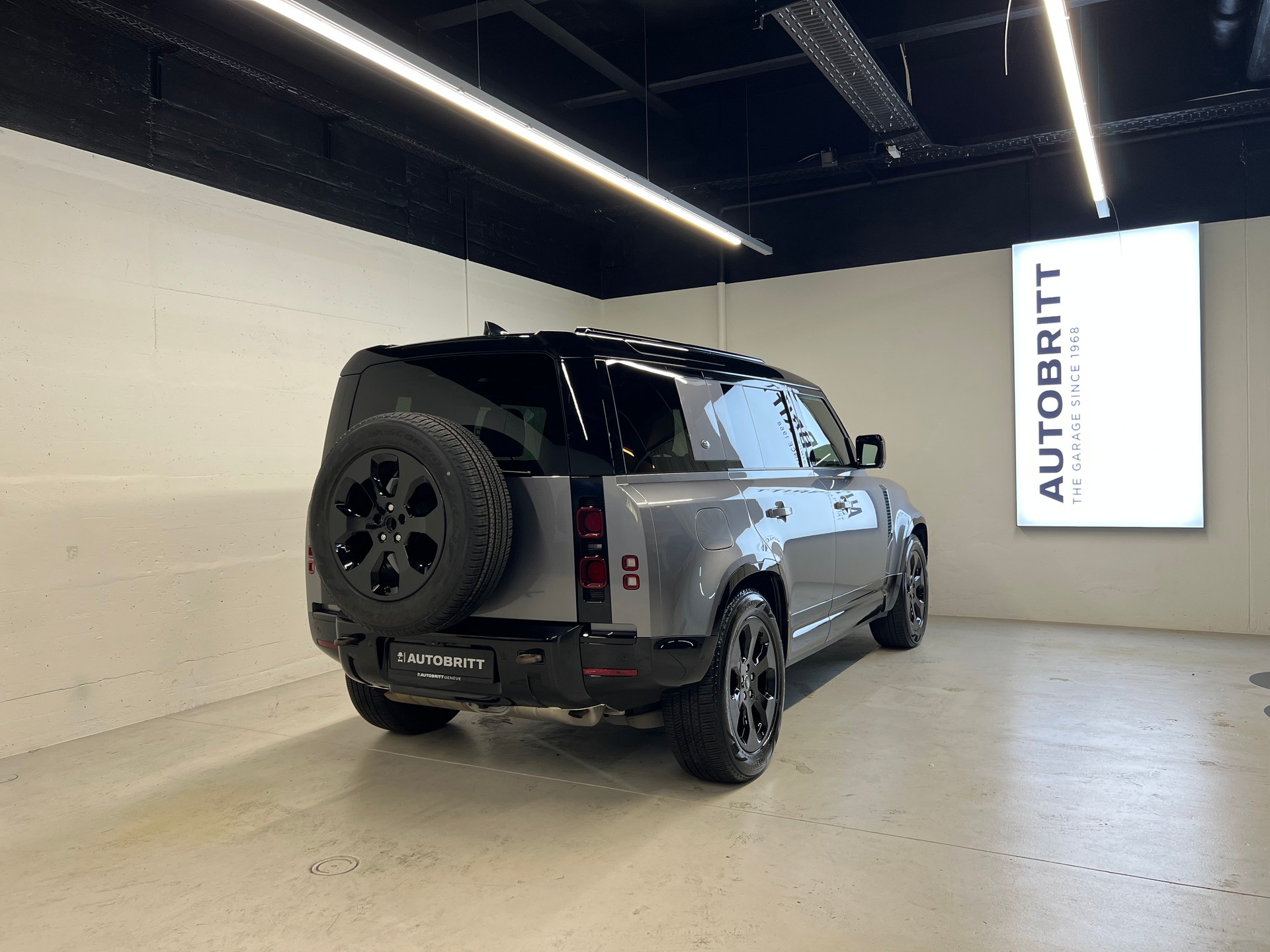 LAND ROVER Defender 110 2.0 P400e X-Dynamic HSE-showroom-element-1