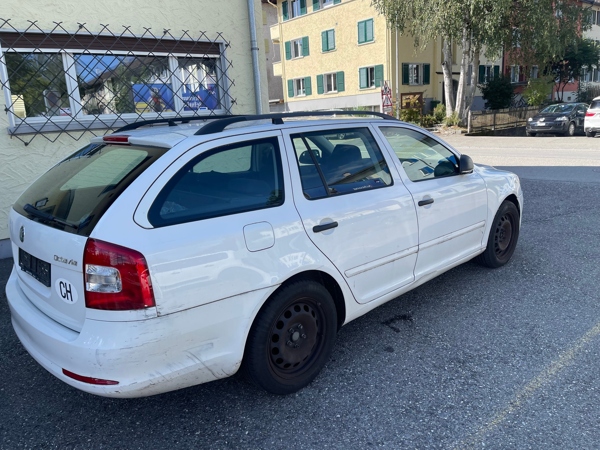 SKODA Octavia Combi 1.4 TSI Ambiente-image-2