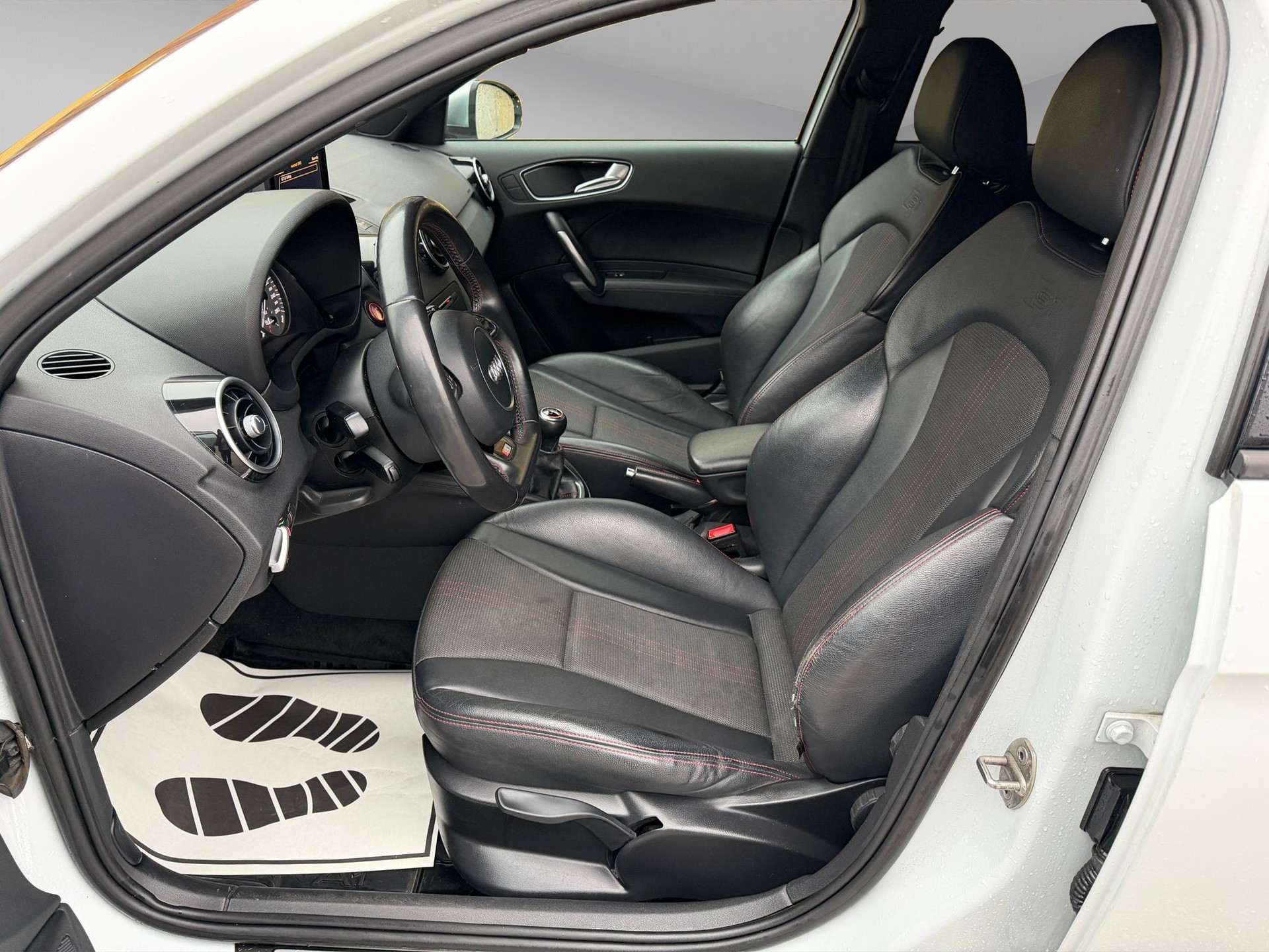 AUDI S1 Sportback 2.0 TFSI quattro-image-11