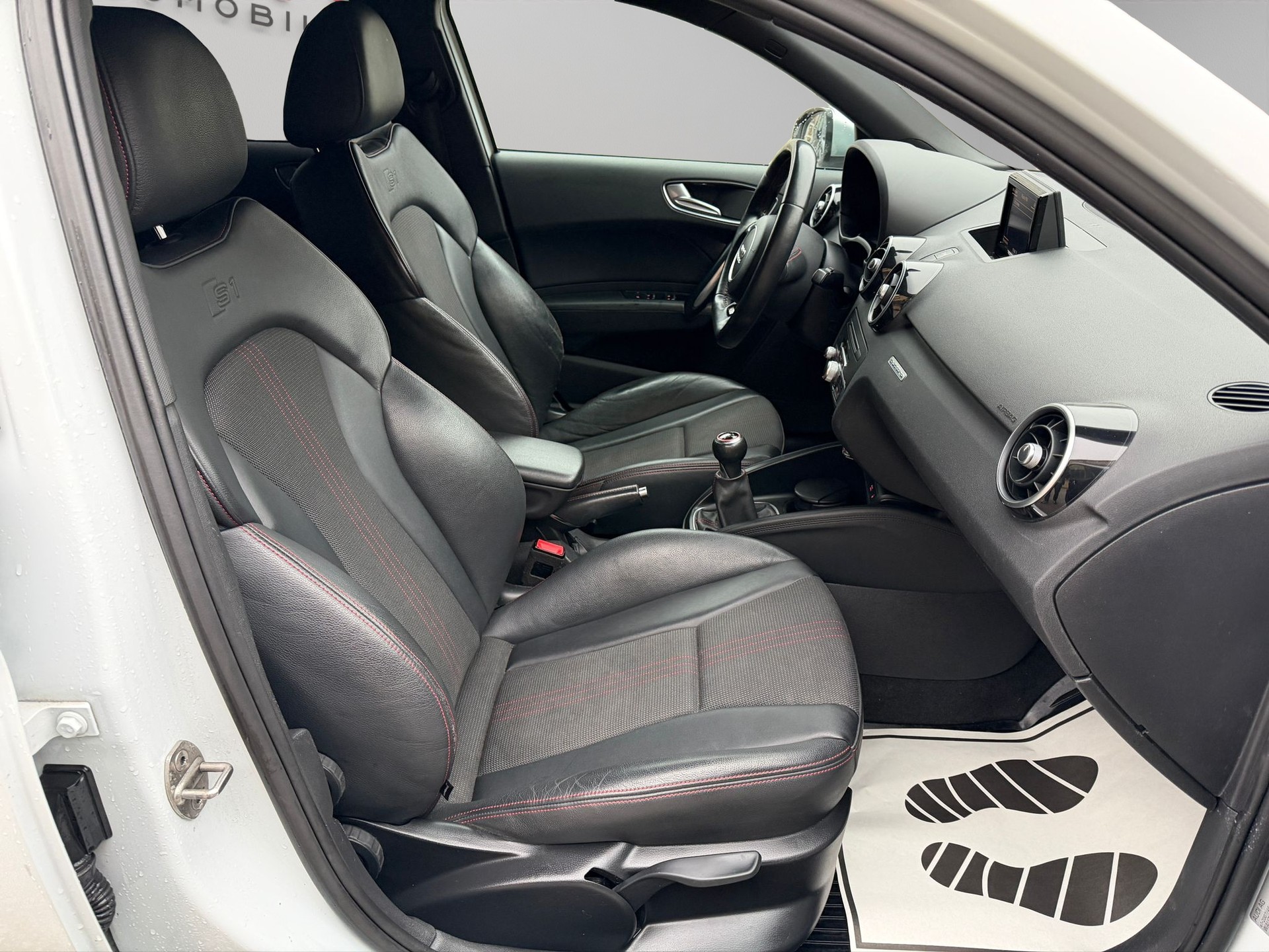 AUDI S1 Sportback 2.0 TFSI quattro-image-12
