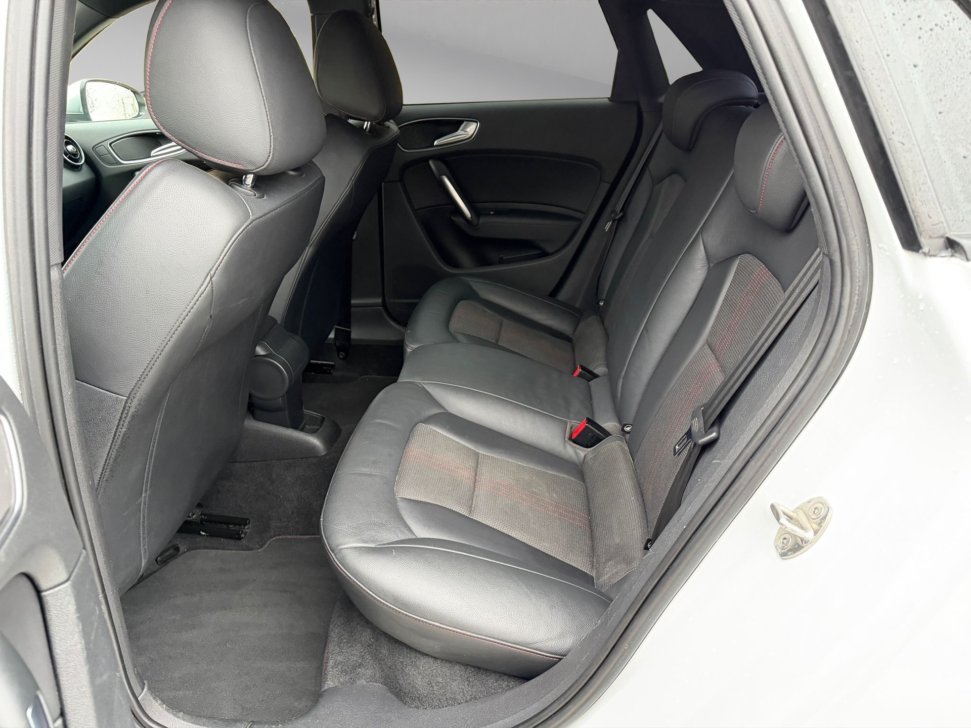 AUDI S1 Sportback 2.0 TFSI quattro-image-13