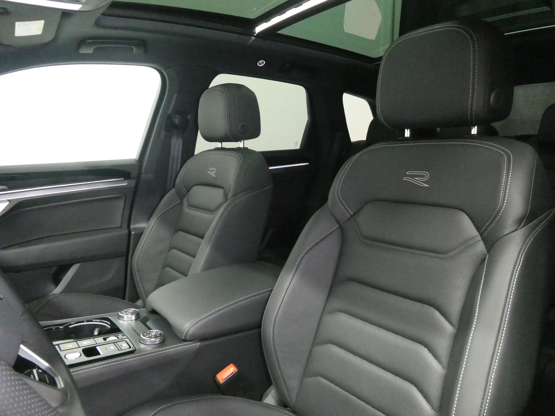 VW Touareg 3.0 TSI R-Line Tiptronic - Black Style - Panorama - Head-Up - IQ Light - Luftfederung - Standheizung - Kamera - 340 PS-image-9
