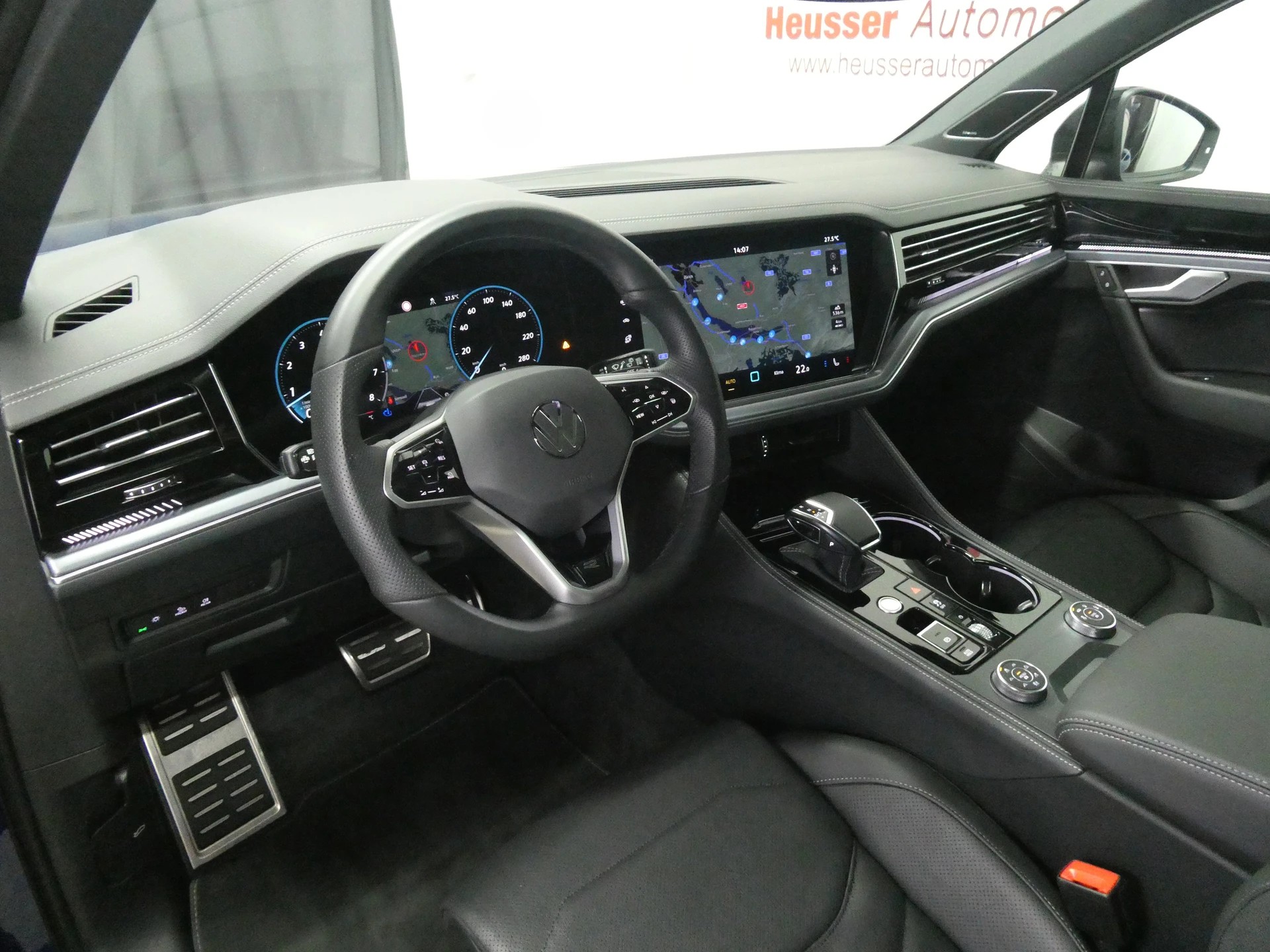 VW Touareg 3.0 TSI R-Line Tiptronic - Black Style - Panorama - Head-Up - IQ Light - Luftfederung - Standheizung - Kamera - 340 PS-image-8