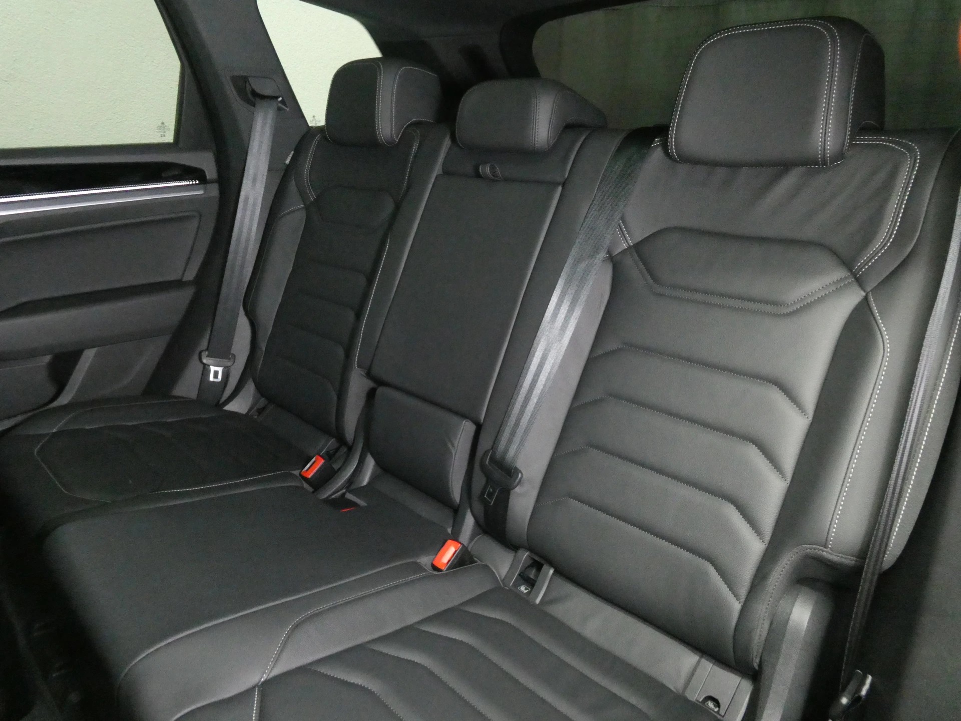 VW Touareg 3.0 TSI R-Line Tiptronic - Black Style - Panorama - Head-Up - IQ Light - Luftfederung - Standheizung - Kamera - 340 PS-image-11