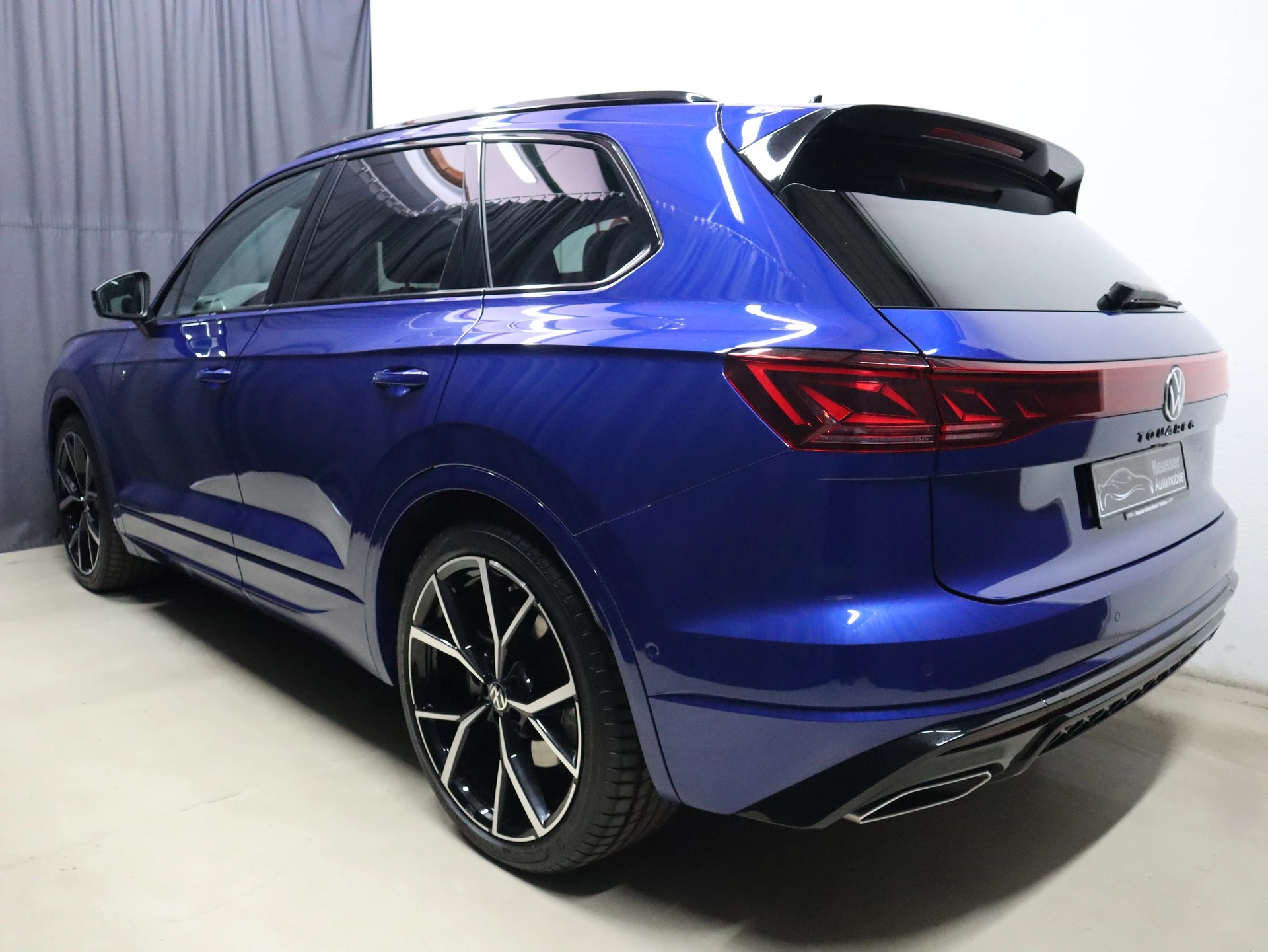 VW Touareg 3.0 TSI R-Line Tiptronic - Black Style - Panorama - Head-Up - IQ Light - Luftfederung - Standheizung - Kamera - 340 PS-showroom-element-3