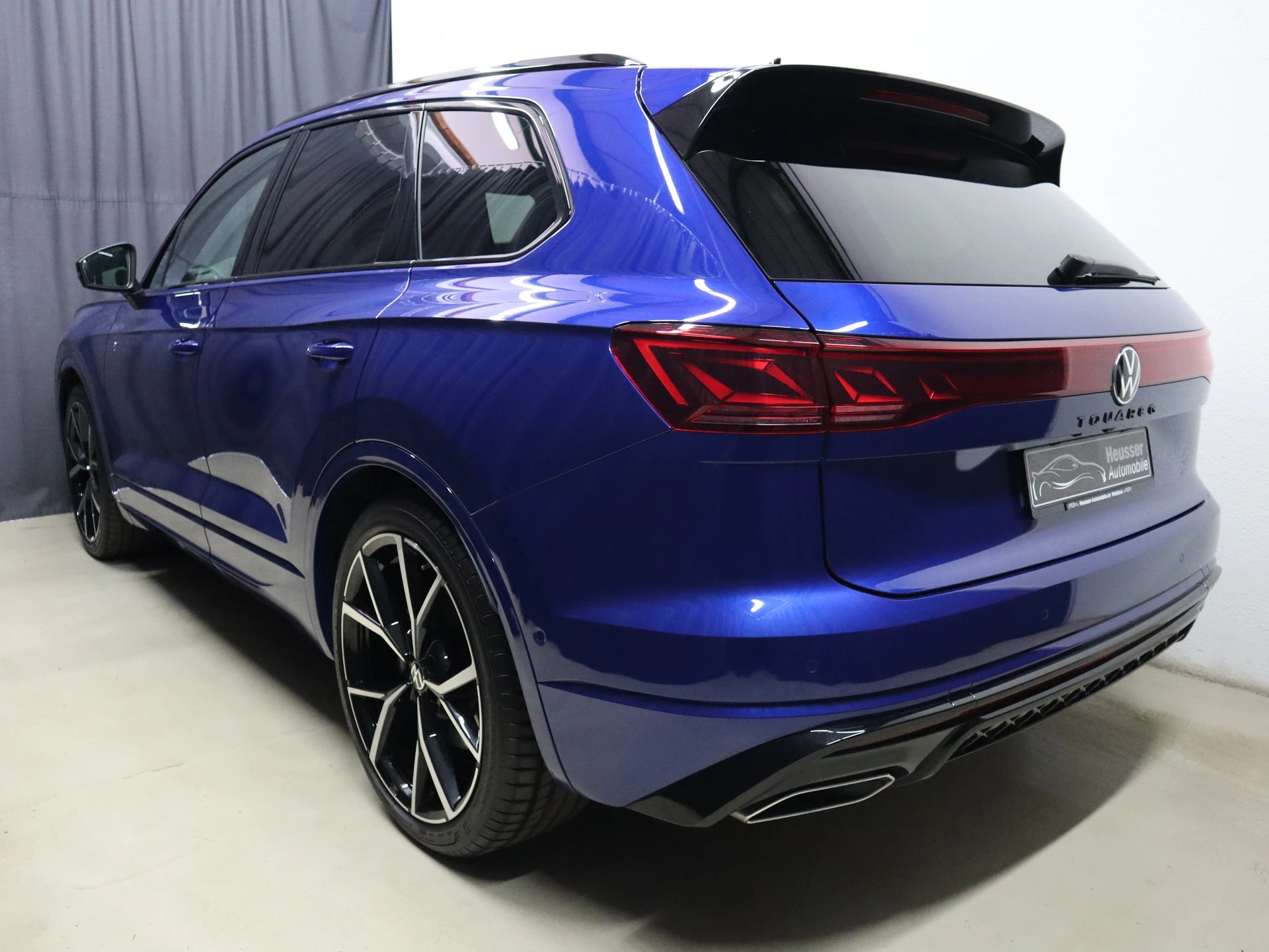 VW Touareg 3.0 TSI R-Line Tiptronic - Black Style - Panorama - Head-Up - IQ Light - Luftfederung - Standheizung - Kamera - 340 PS-image-4