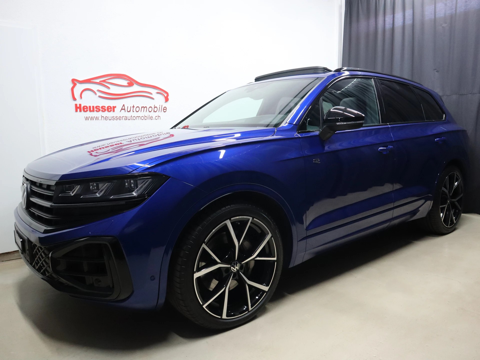 VW Touareg 3.0 TSI R-Line Tiptronic - Black Style - Panorama - Head-Up - IQ Light - Luftfederung - Standheizung - Kamera - 340 PS-showroom-element-1