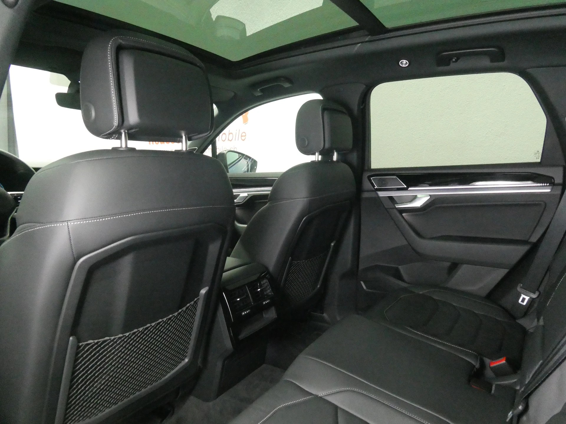 VW Touareg 3.0 TSI R-Line Tiptronic - Black Style - Panorama - Head-Up - IQ Light - Luftfederung - Standheizung - Kamera - 340 PS-image-10