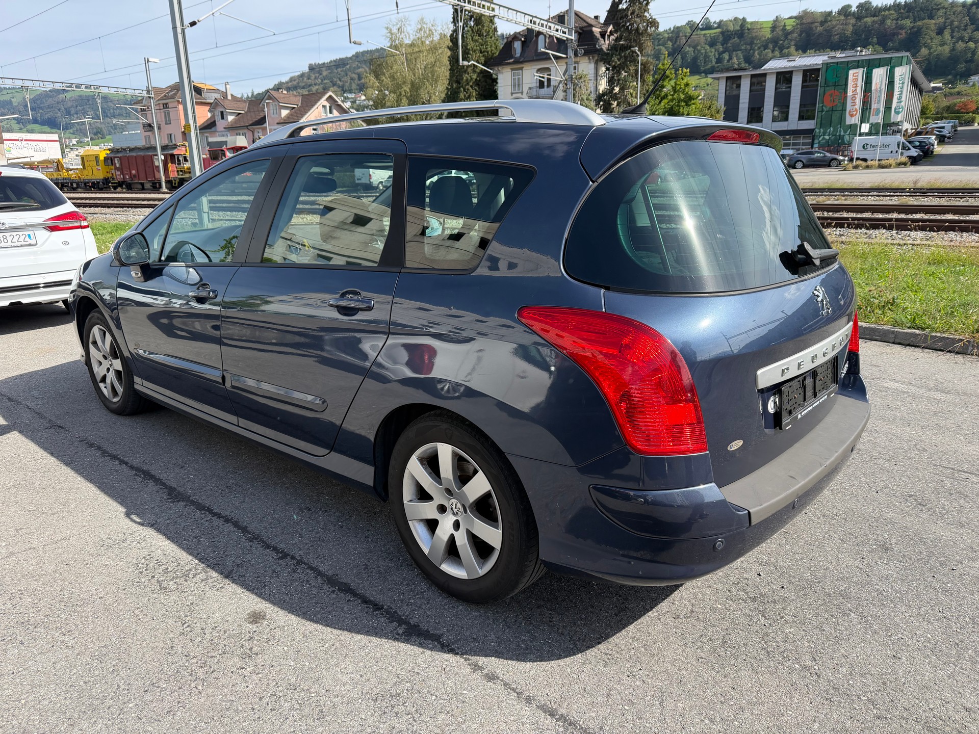 PEUGEOT 308 SW 2.0 HDI Sport Automatic-image-5