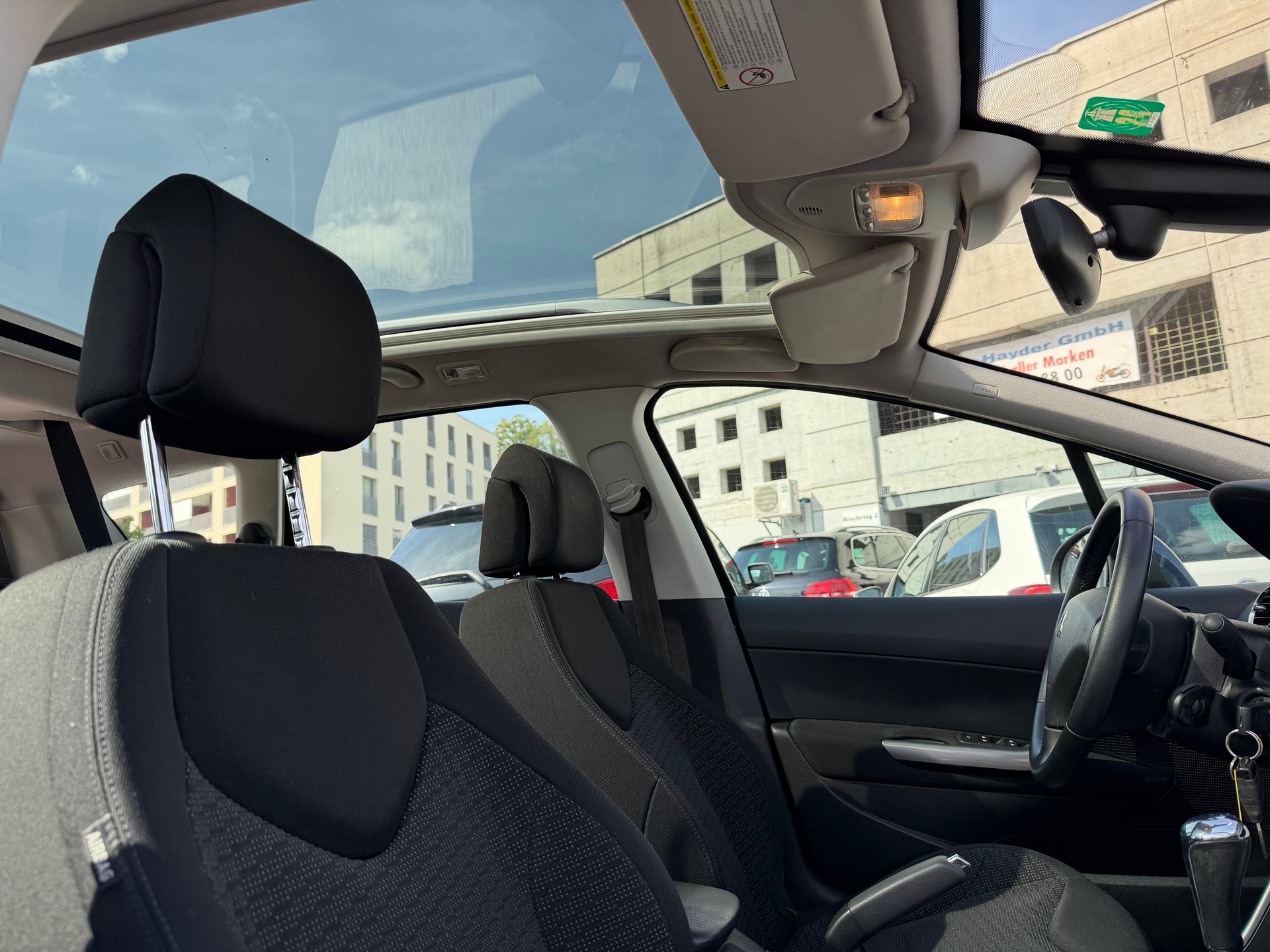 PEUGEOT 308 SW 2.0 HDI Sport Automatic-image-8
