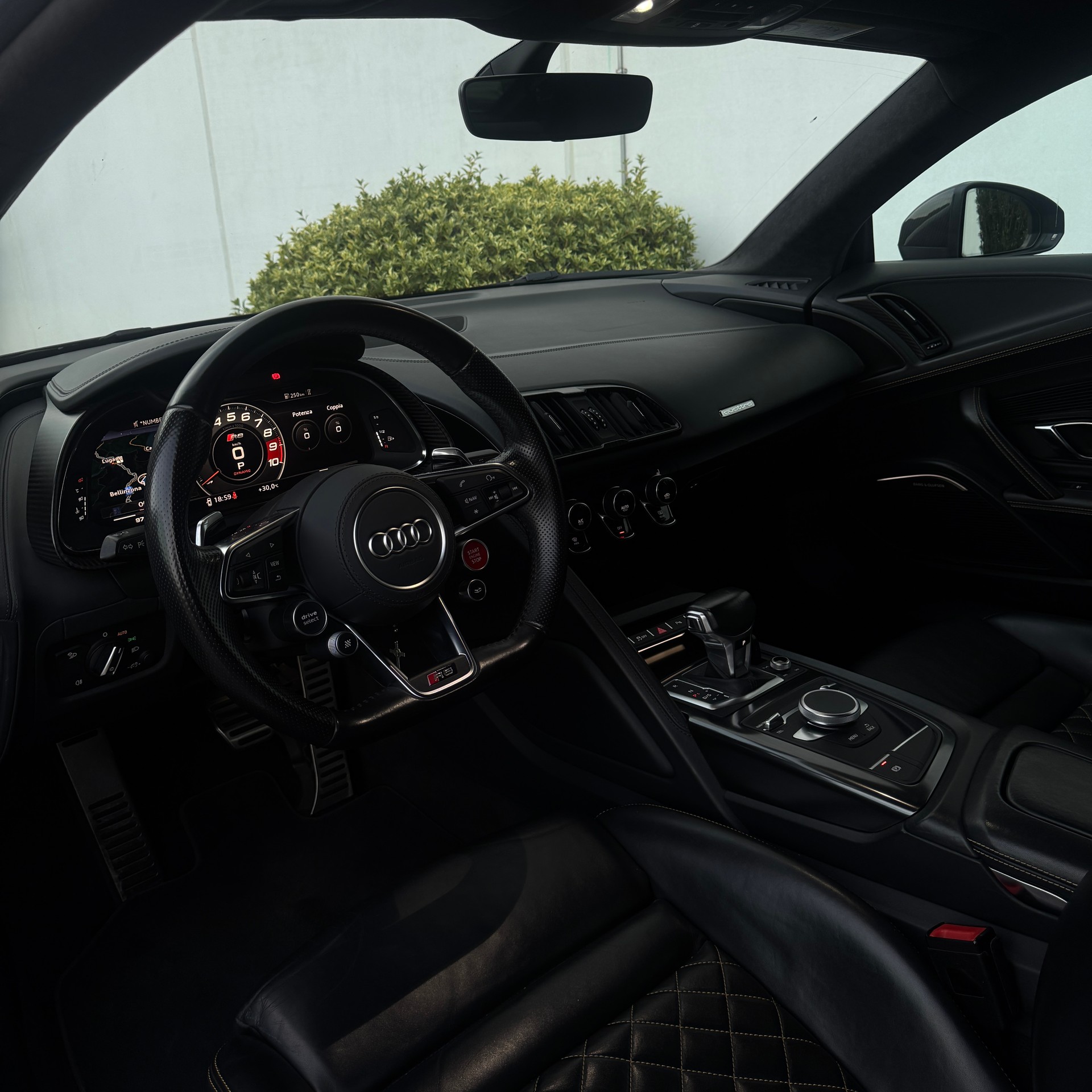 AUDI R8 Coupé 5.2 plus S-Tronic-image-7
