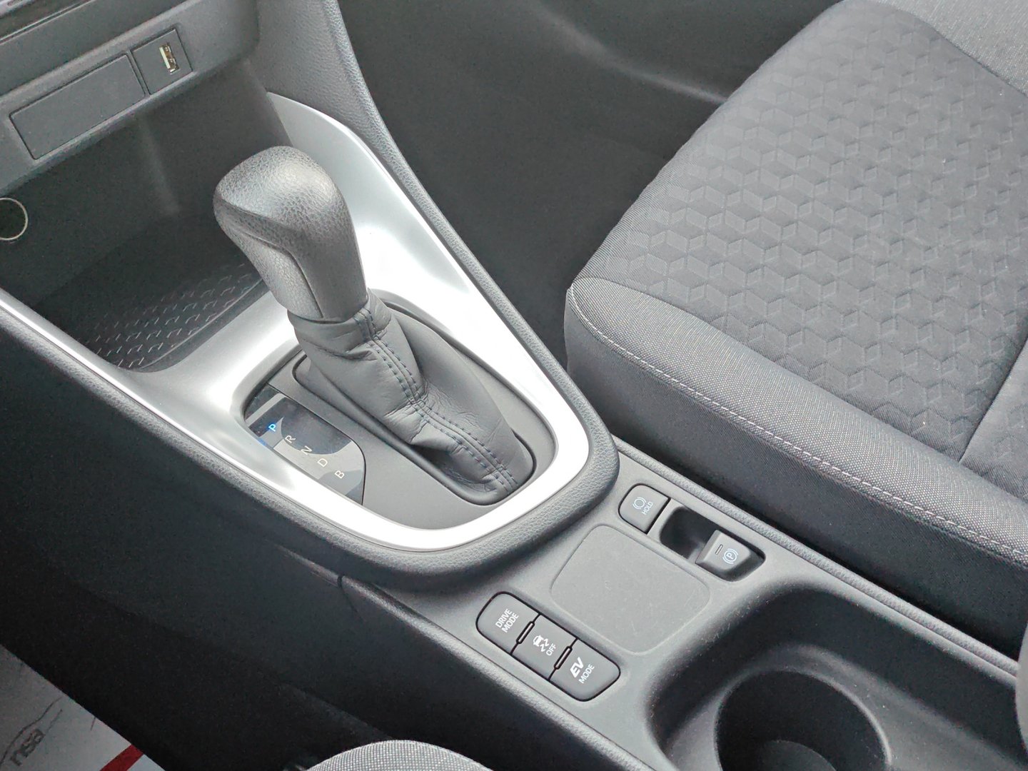 TOYOTA Yaris 1.5 Trend e-CVT (GPS · DAB · Garantie)-image-16