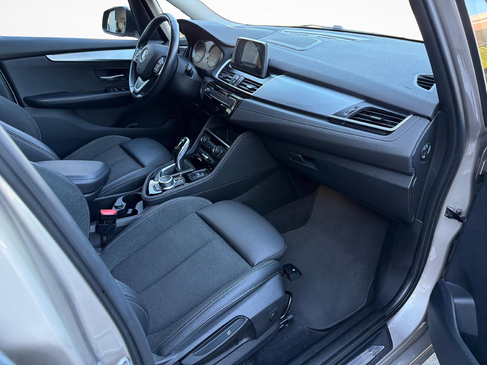 BMW 225i xDrive Sport Line Steptronic-image-16