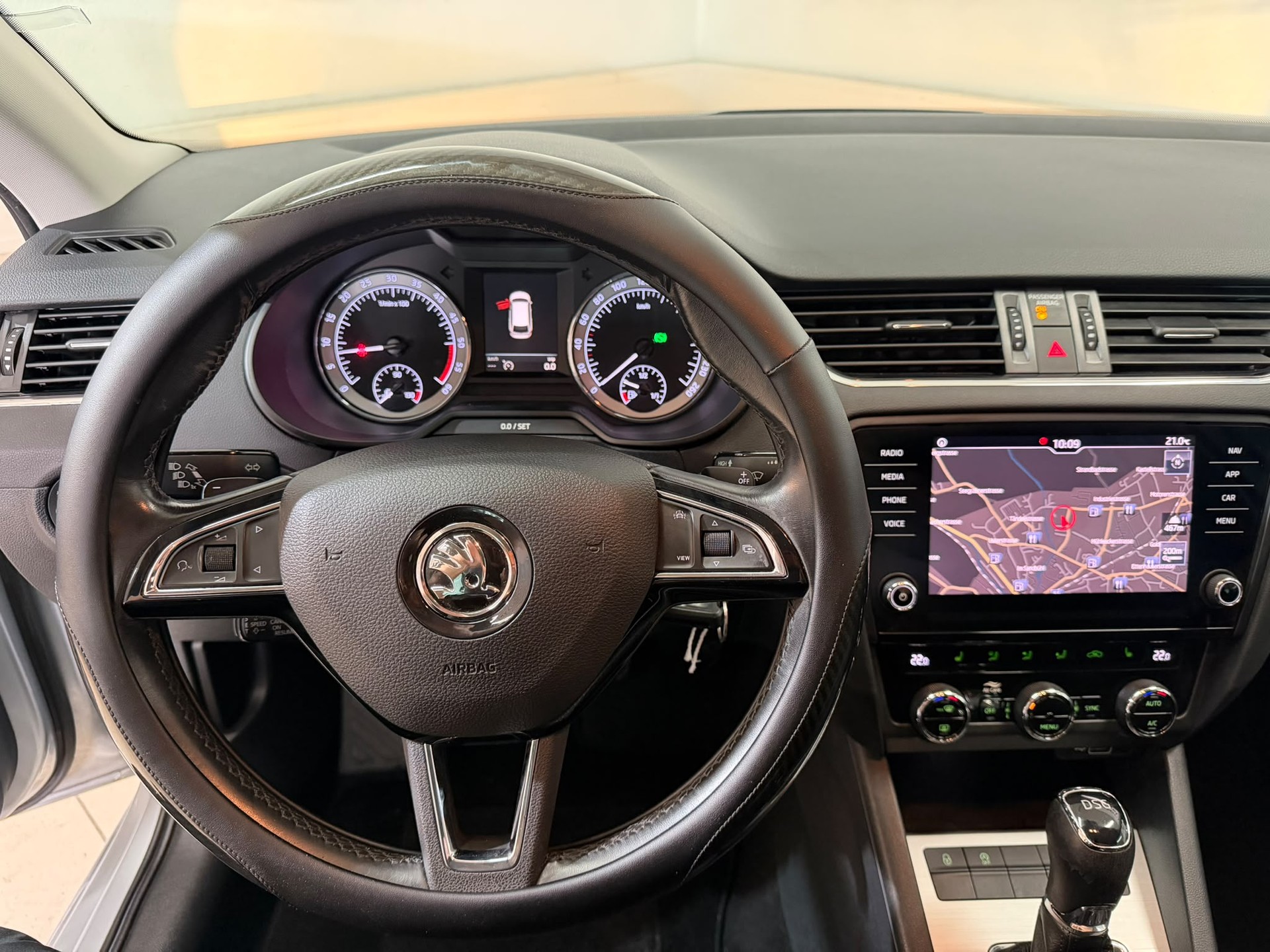 SKODA Octavia Combi 2.0 TDI Ambition DSG-image-8