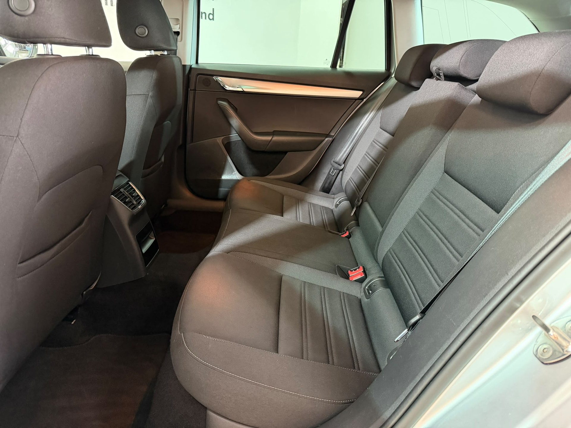 SKODA Octavia Combi 2.0 TDI Ambition DSG-image-7
