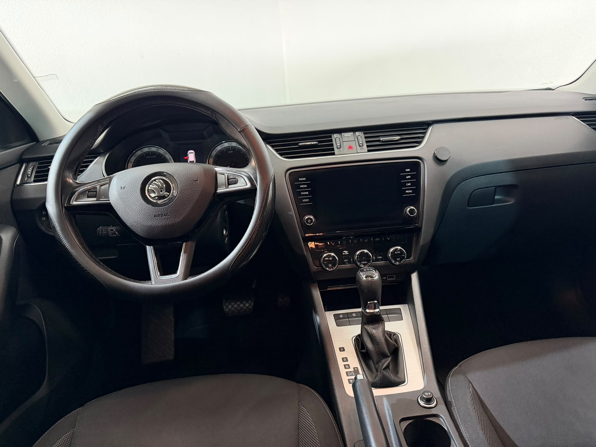 SKODA Octavia Combi 2.0 TDI Ambition DSG-image-9