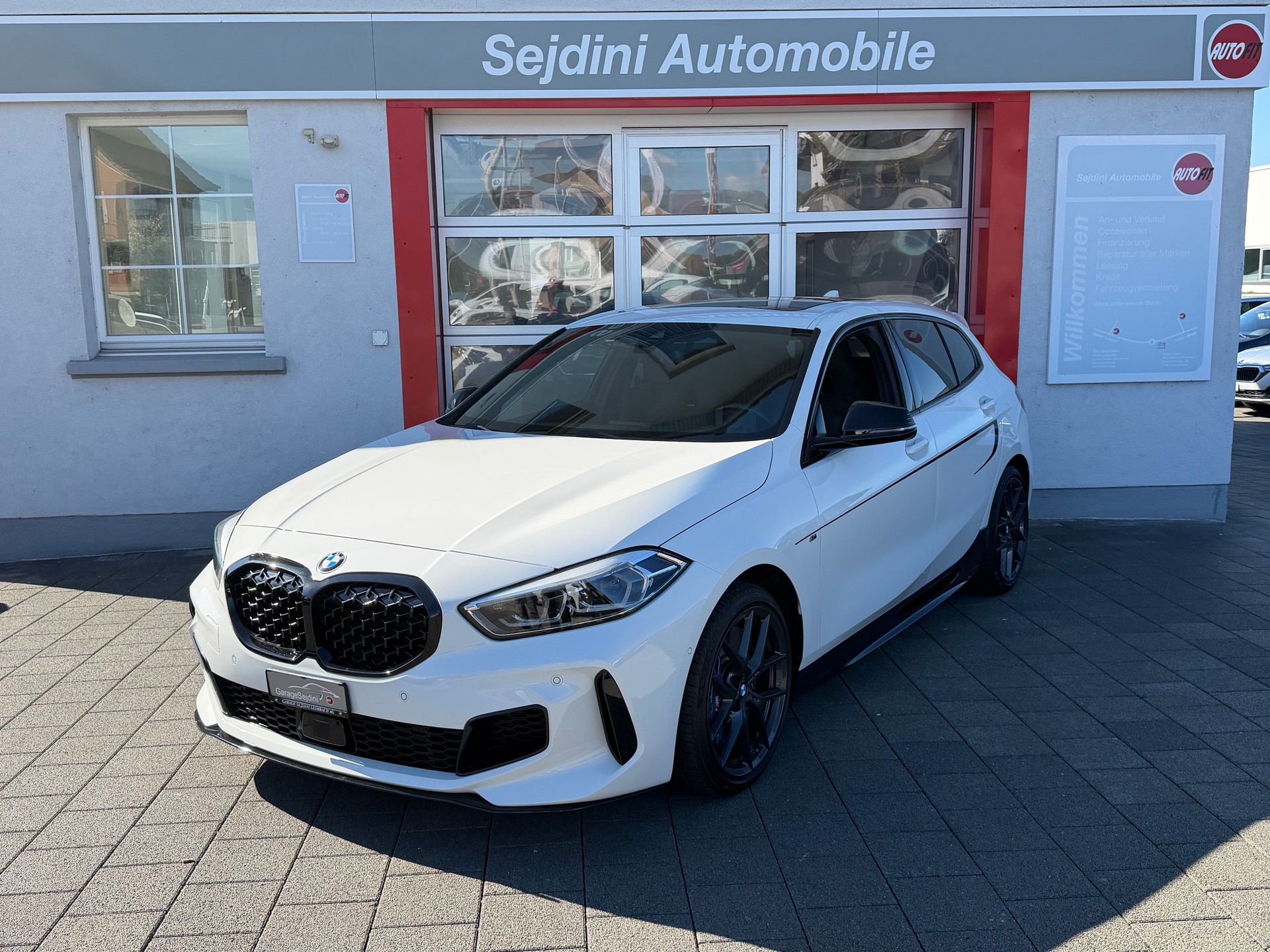 BMW M135i xDrive Steptronic-image-0