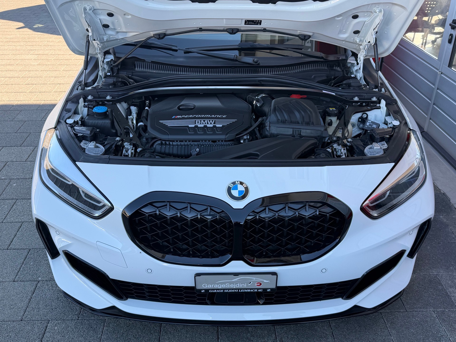 BMW M135i xDrive Steptronic-image-3