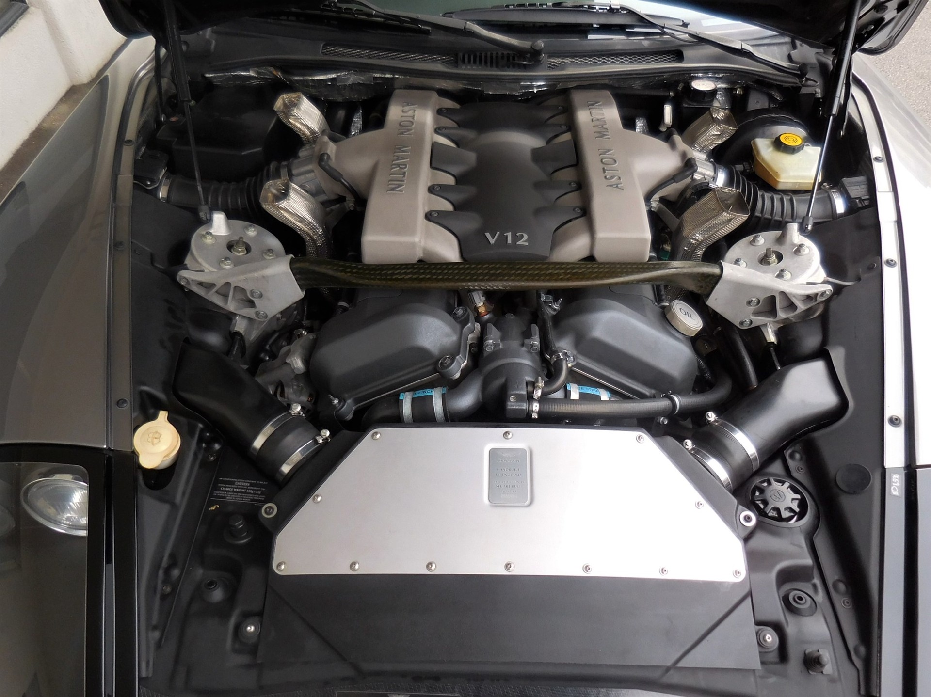 ASTON MARTIN Vanquish V12 5.9-48-image-10