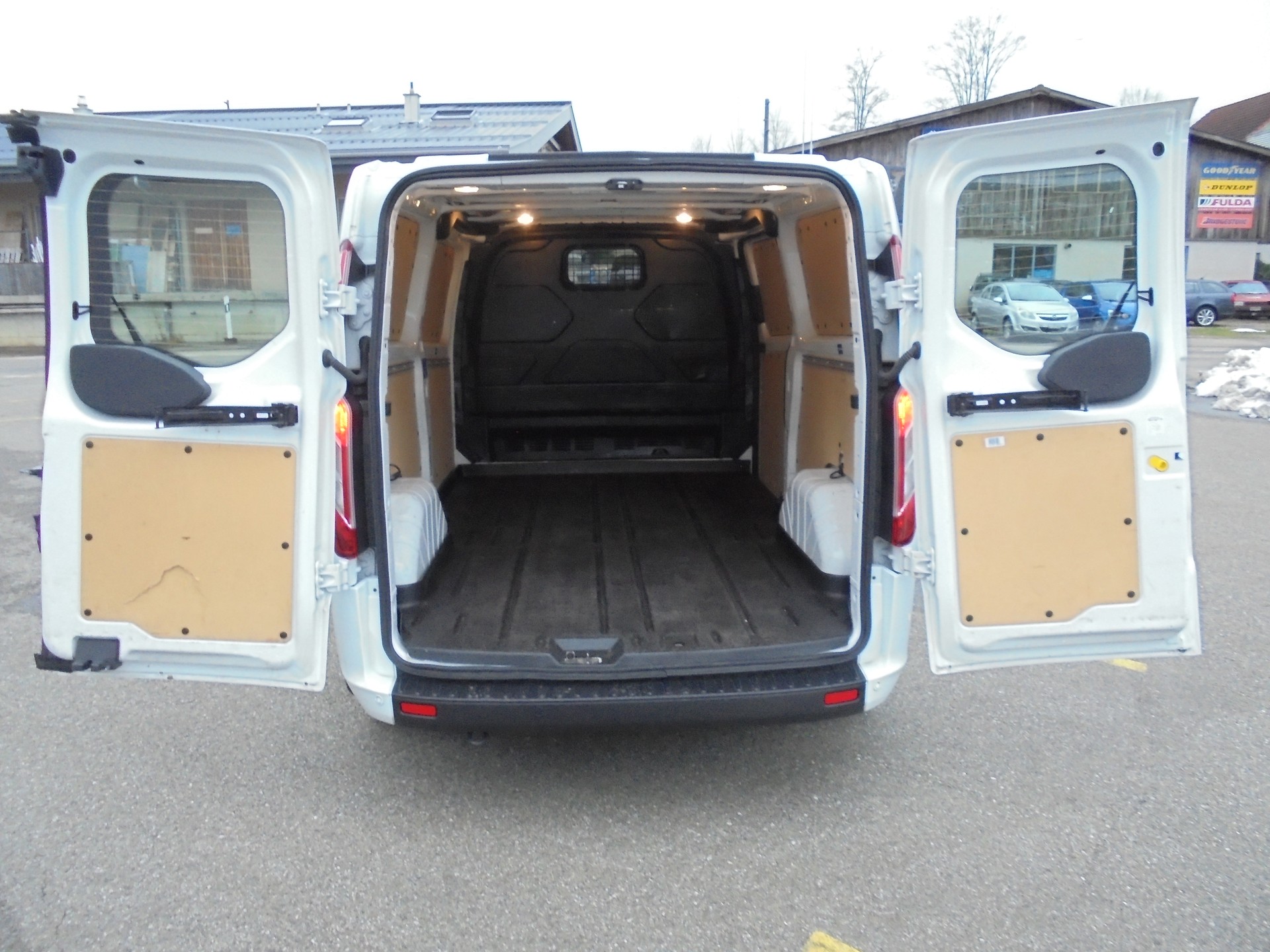 FORD Transit Custom Van 300 L2H1 Trend-image-14