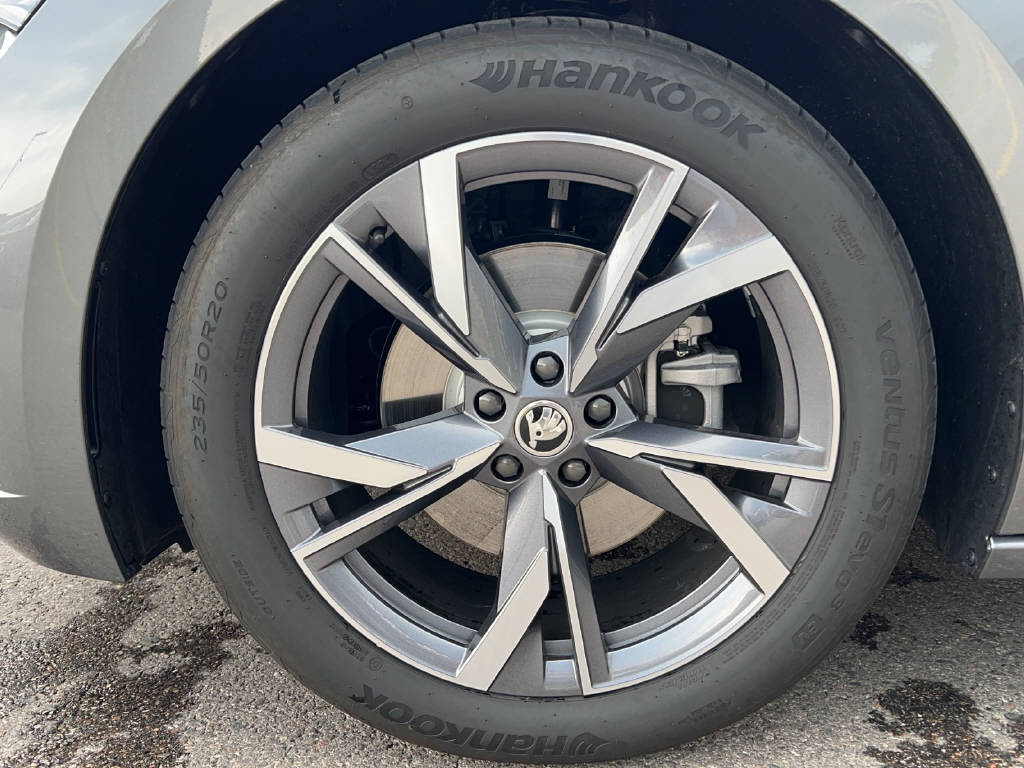 SKODA Enyaq iV 80-image-11