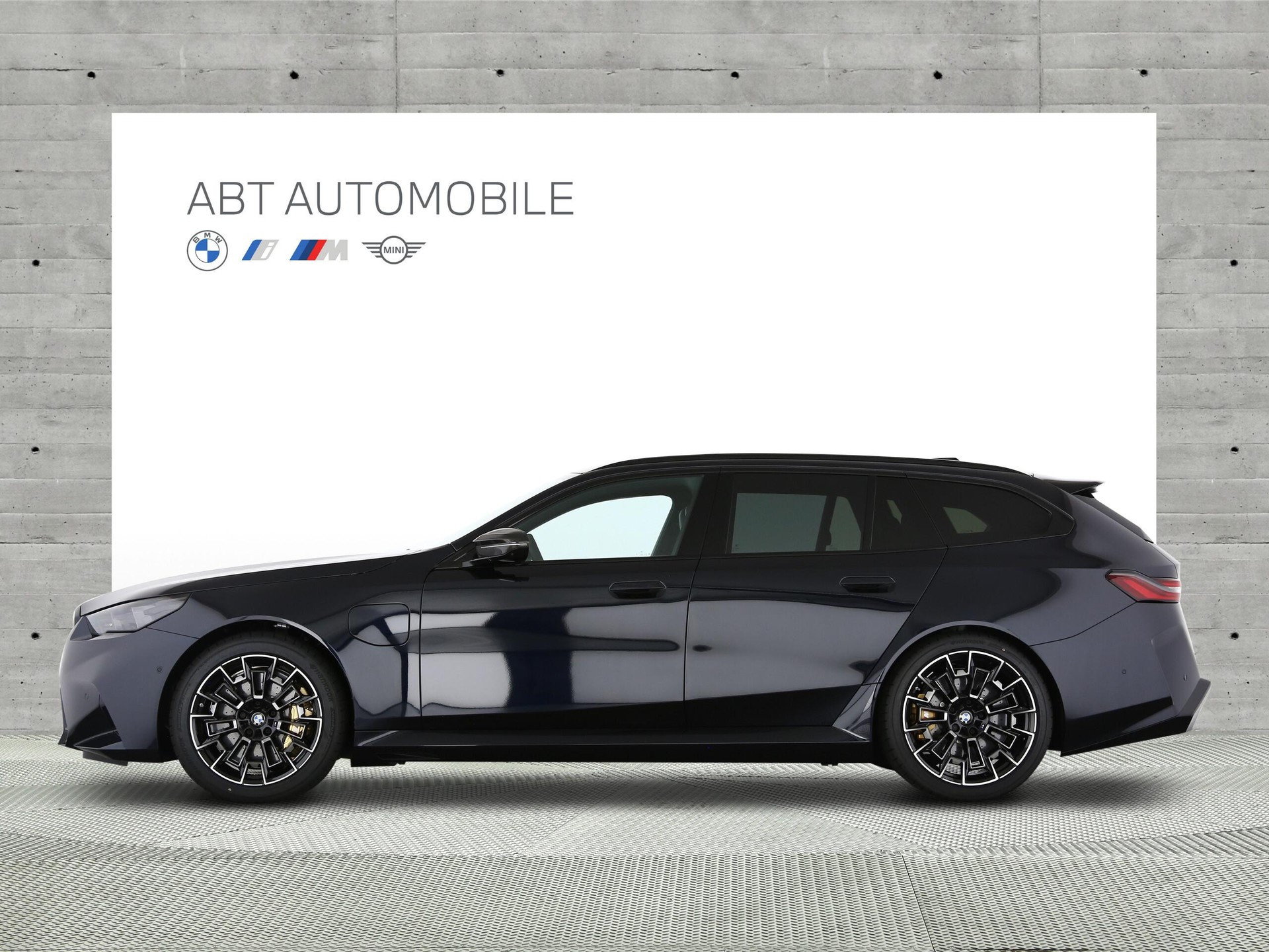 BMW M5 xDrive Touring-image-2