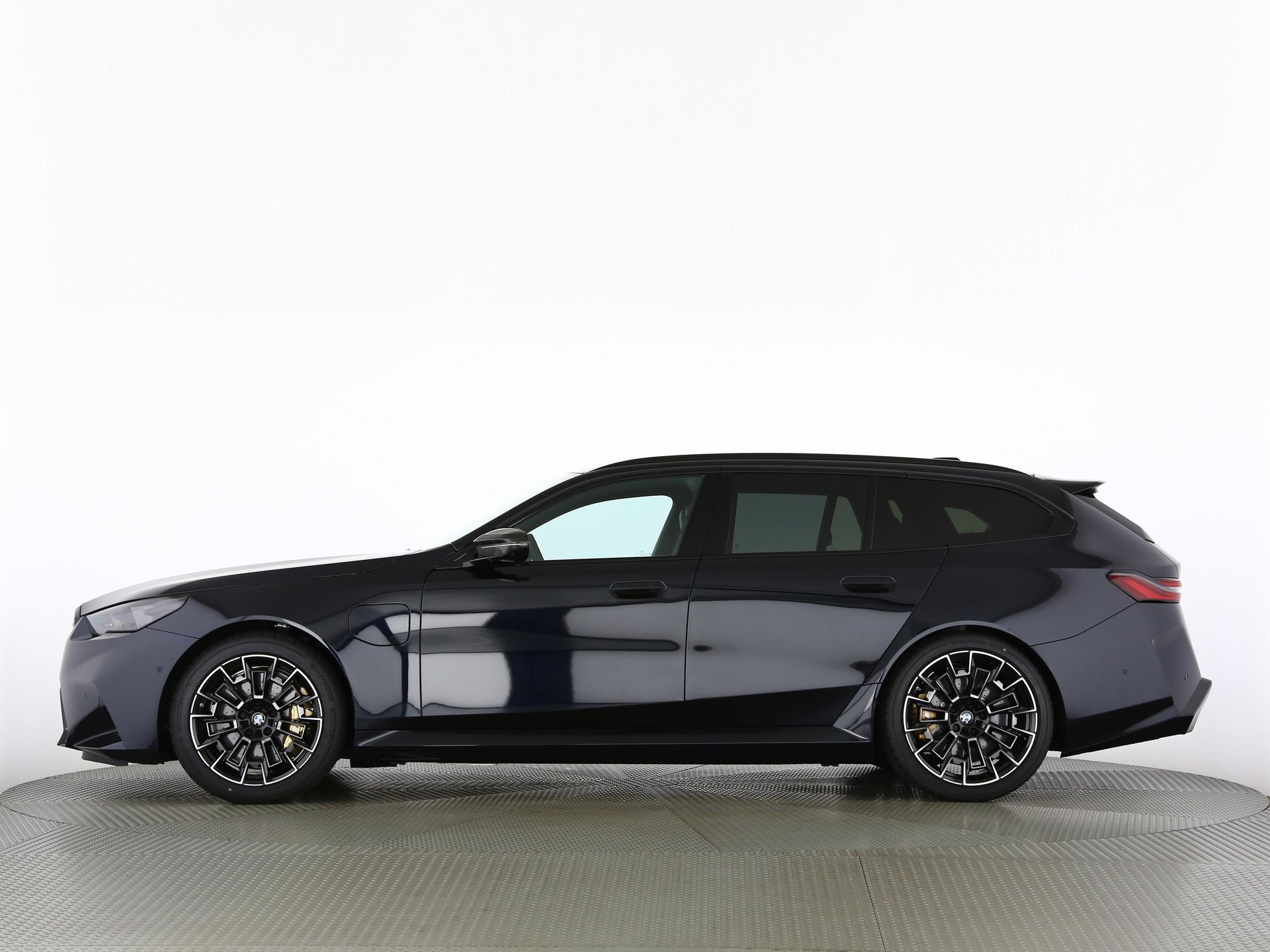 BMW M5 xDrive Touring-image-12