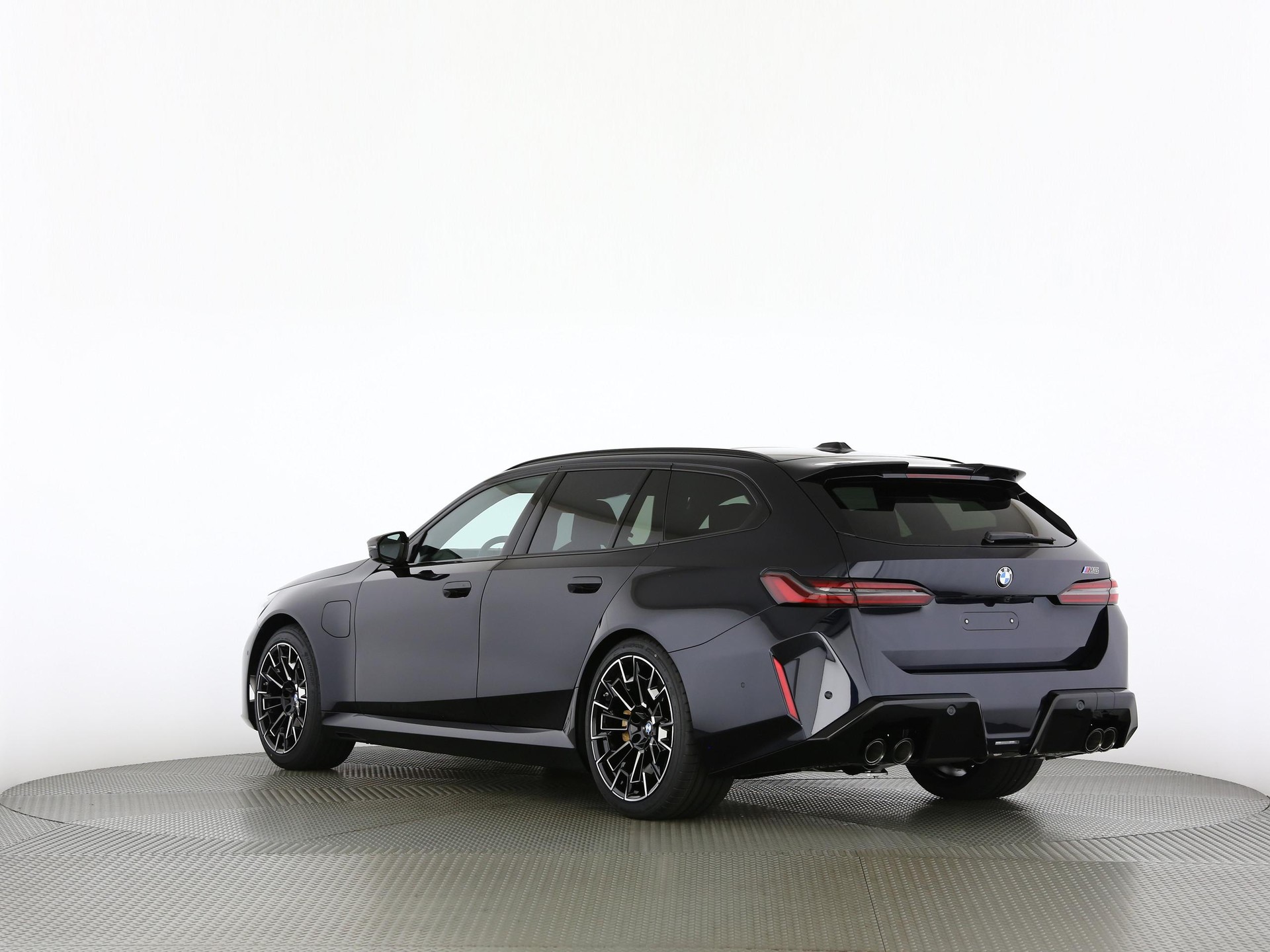 BMW M5 xDrive Touring-image-16