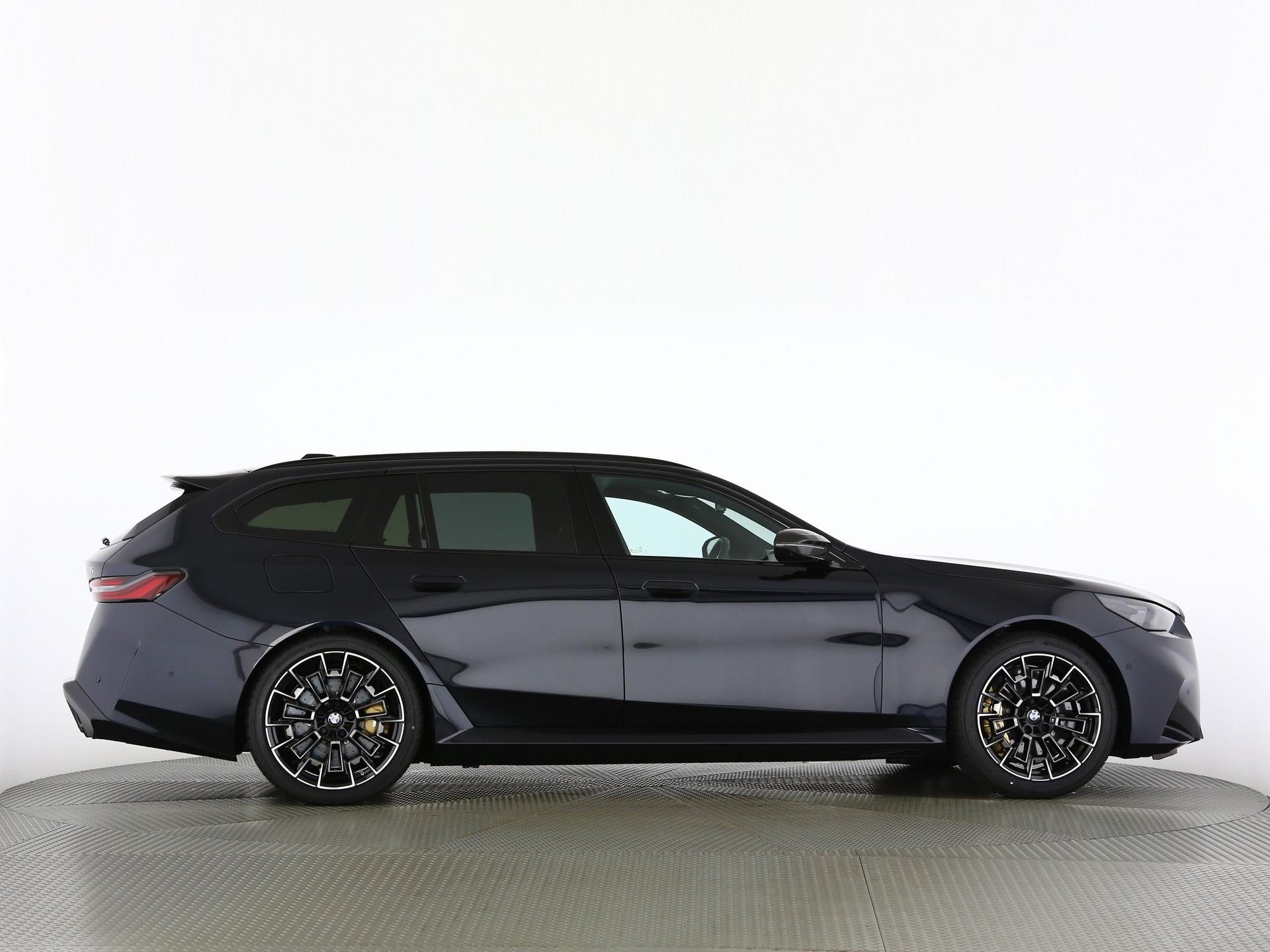 BMW M5 xDrive Touring-image-23