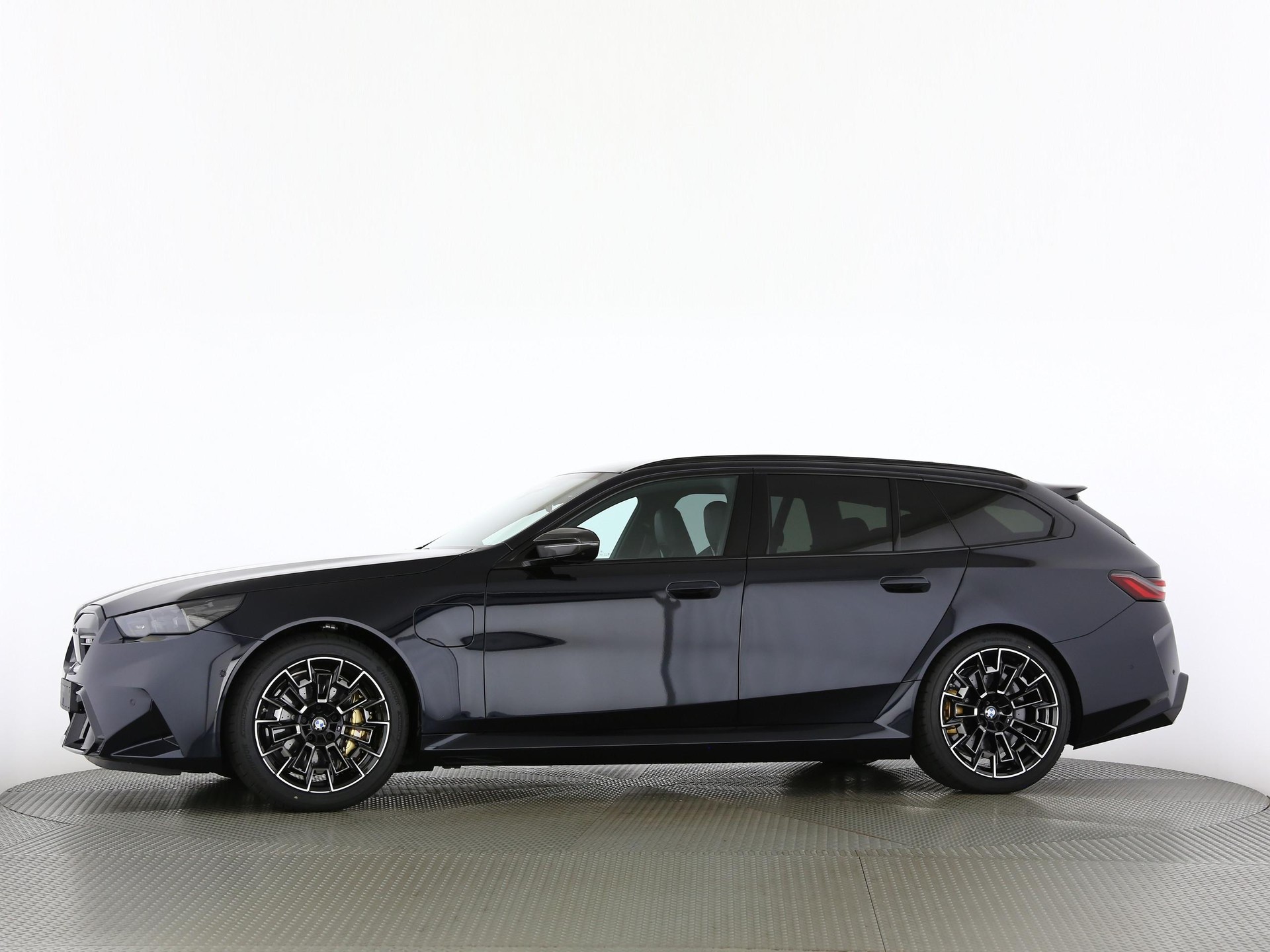 BMW M5 xDrive Touring-image-11