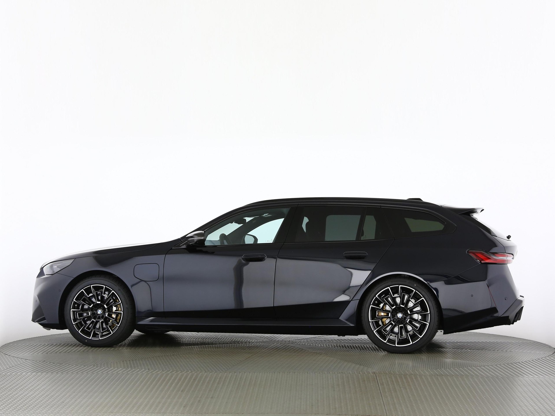 BMW M5 xDrive Touring-image-13