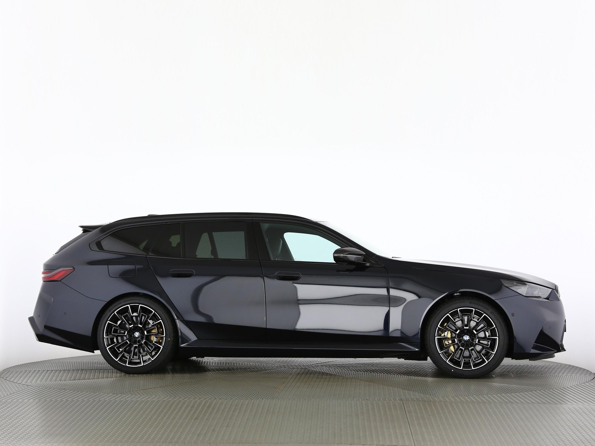 BMW M5 xDrive Touring-image-24
