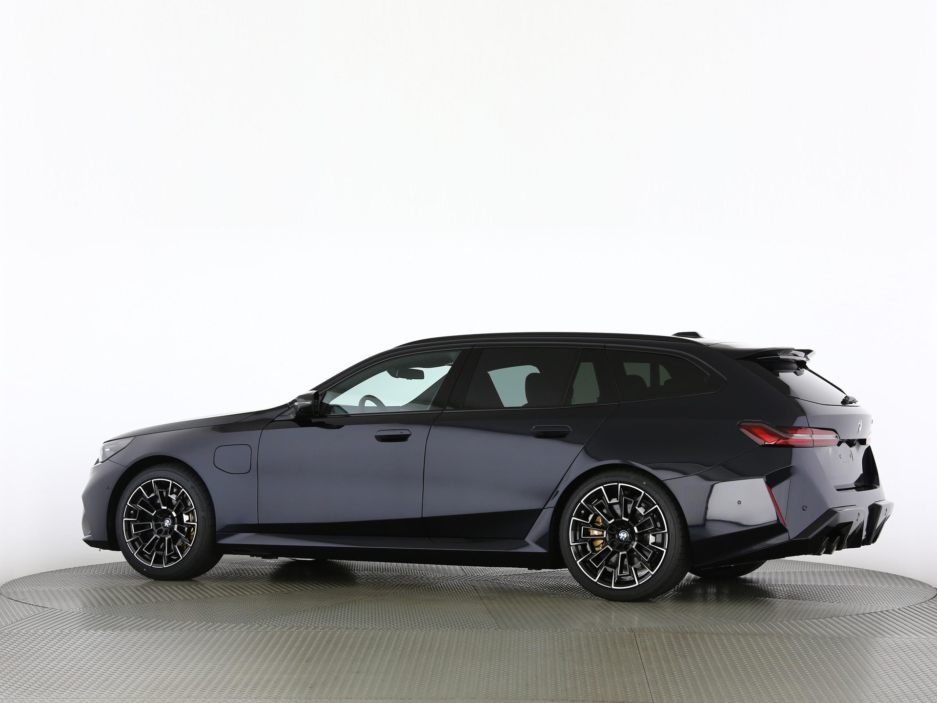 BMW M5 xDrive Touring-image-14