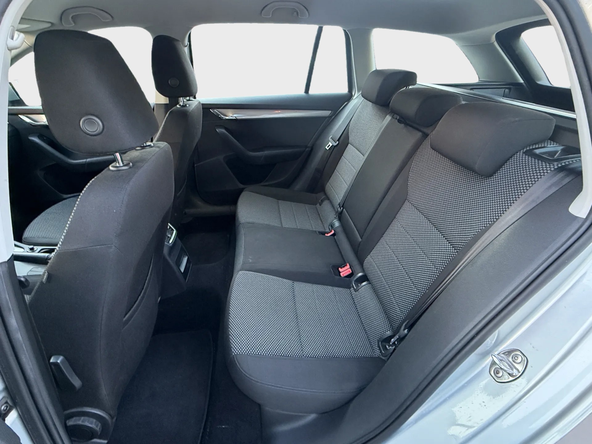 SKODA Octavia Combi 2.0 TDI Ambition 4x4 DSG-image-10