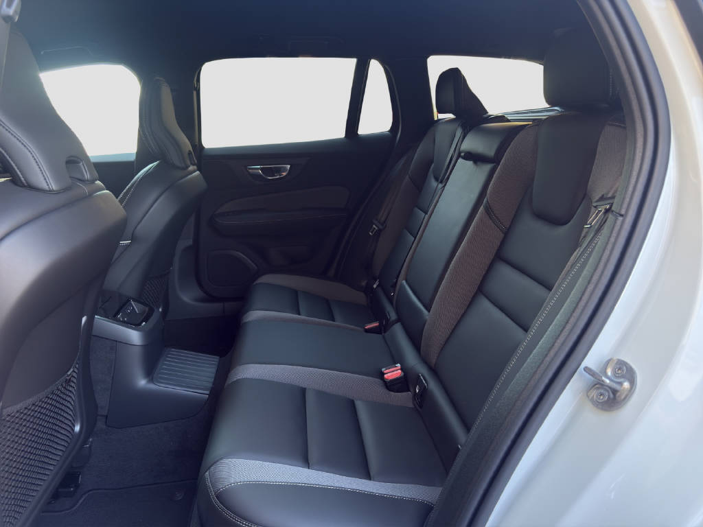 VOLVO V60 2.0 T6 TE Plus Dark eAWD-image-11