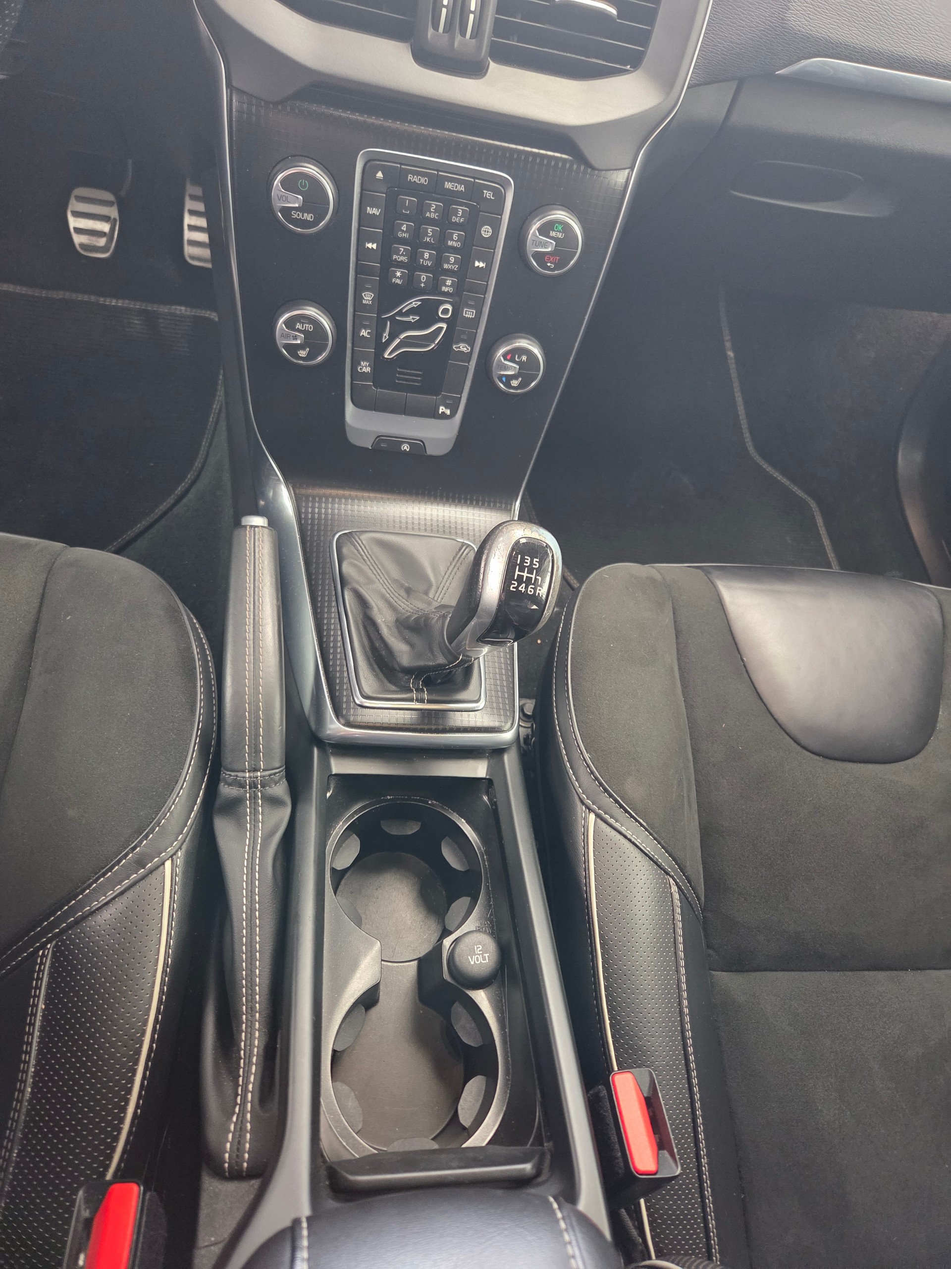 VOLVO V40 D2 Kinetic R-Design-image-11