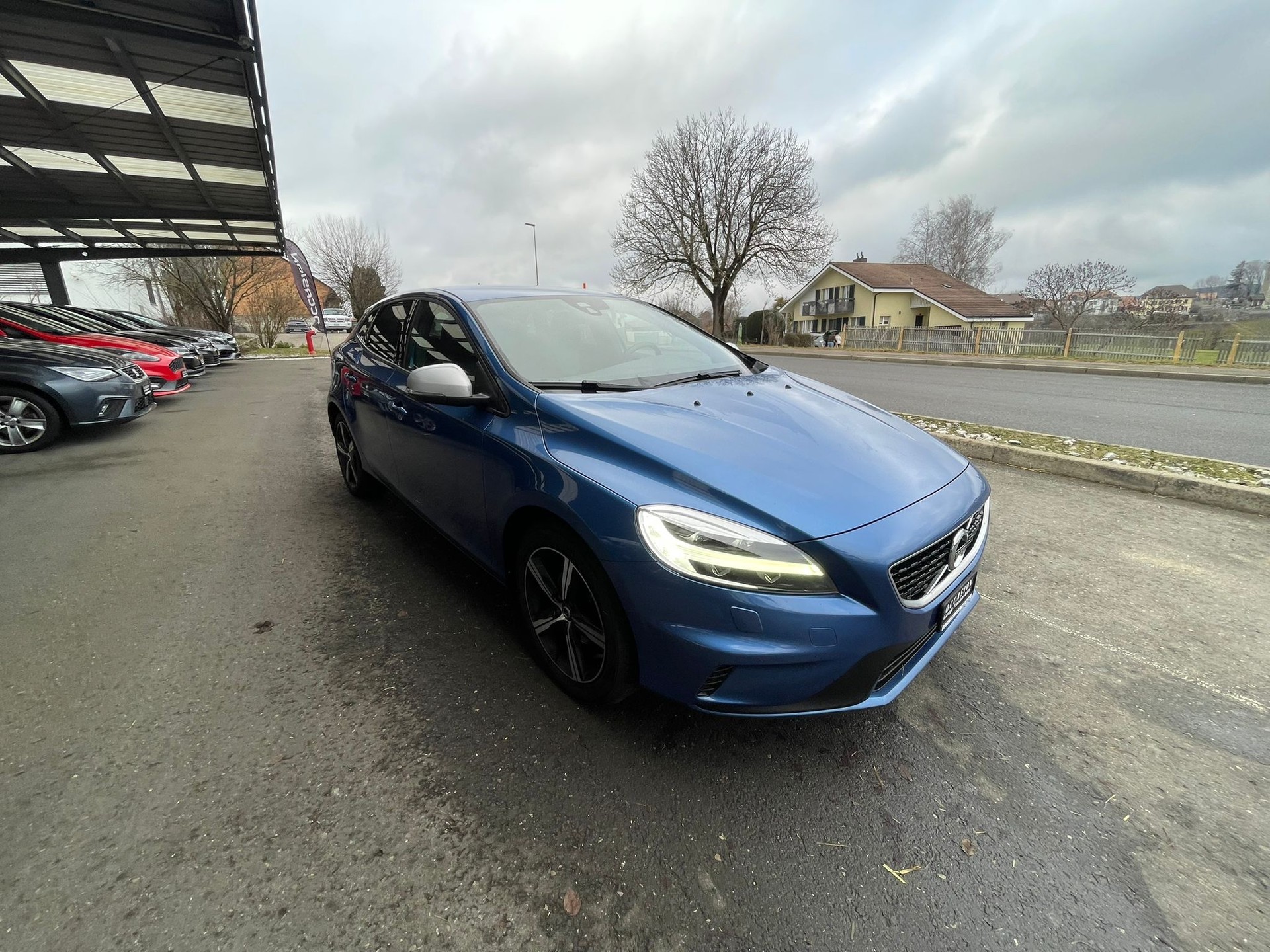 VOLVO V40 D2 Kinetic R-Design-image-1