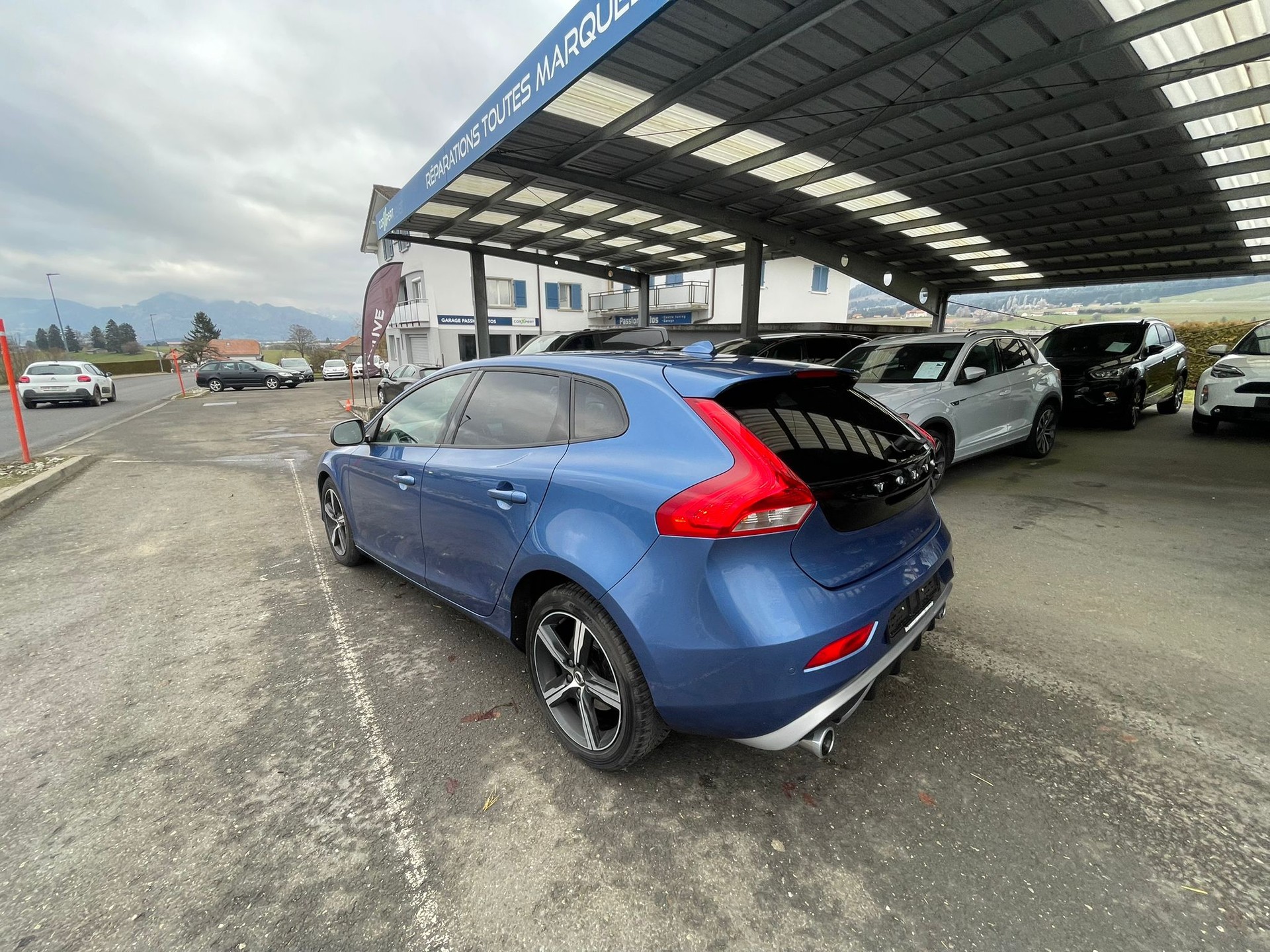 VOLVO V40 D2 Kinetic R-Design-image-5
