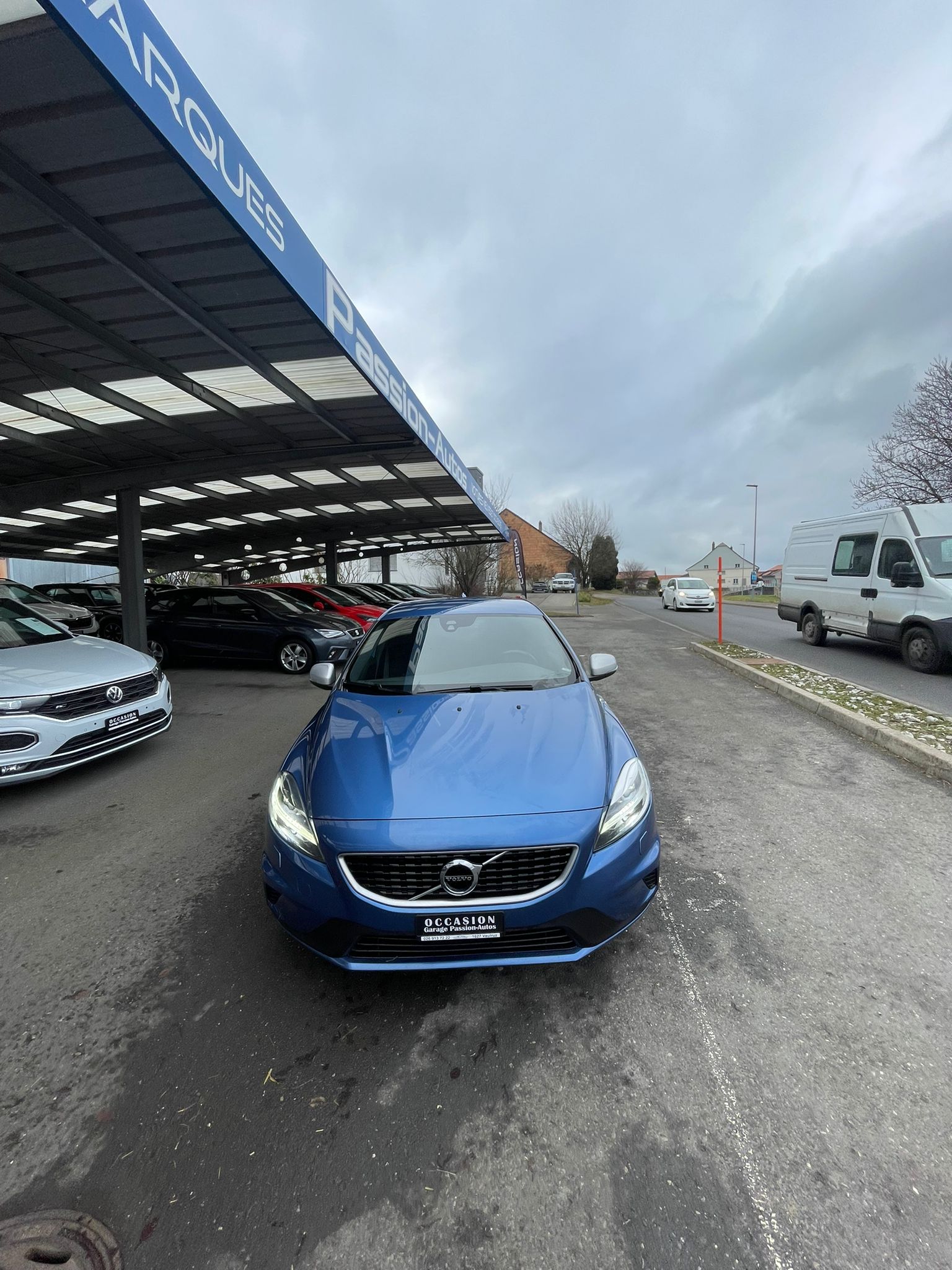 VOLVO V40 D2 Kinetic R-Design-image-2