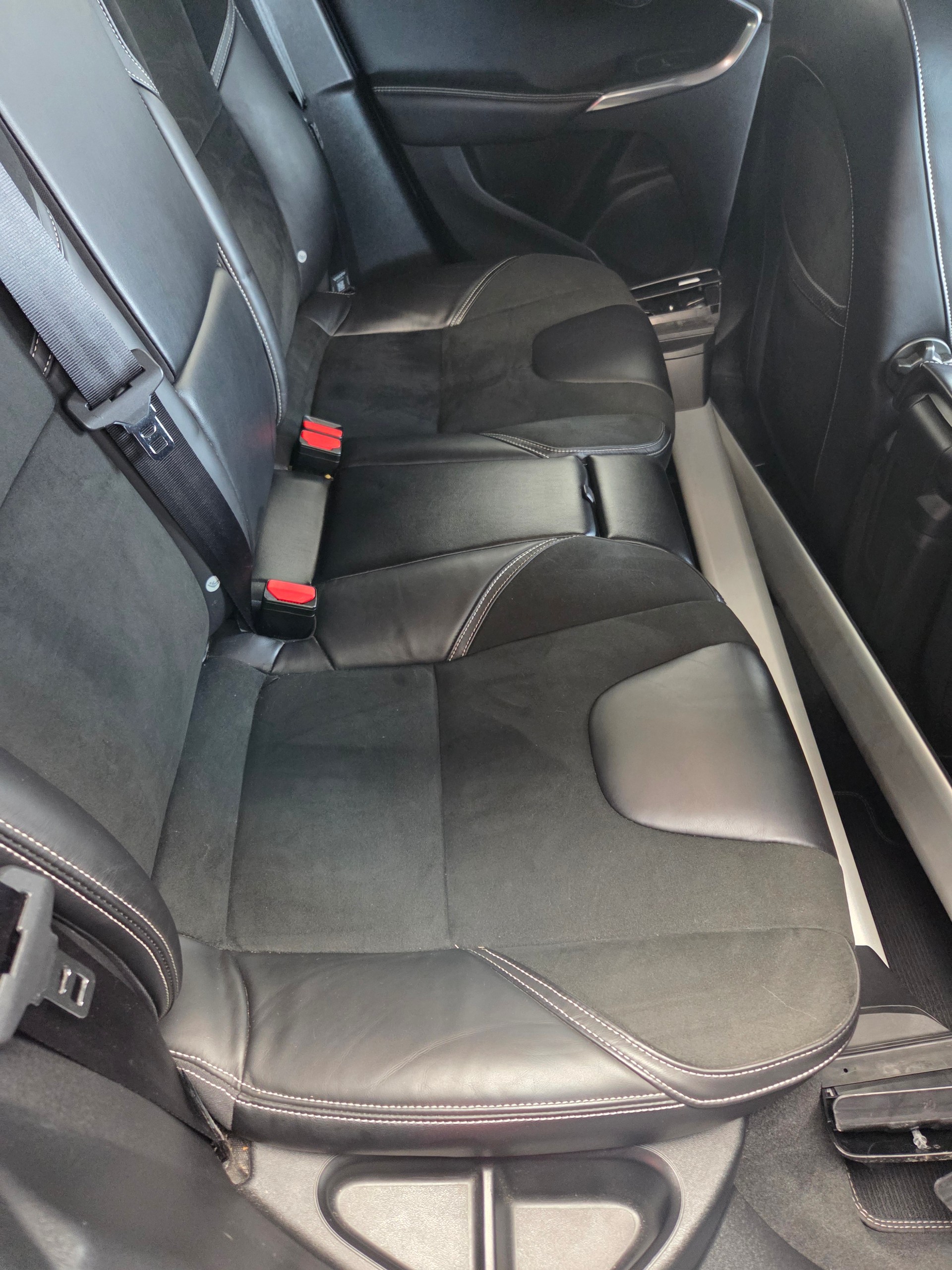 VOLVO V40 D2 Kinetic R-Design-image-13