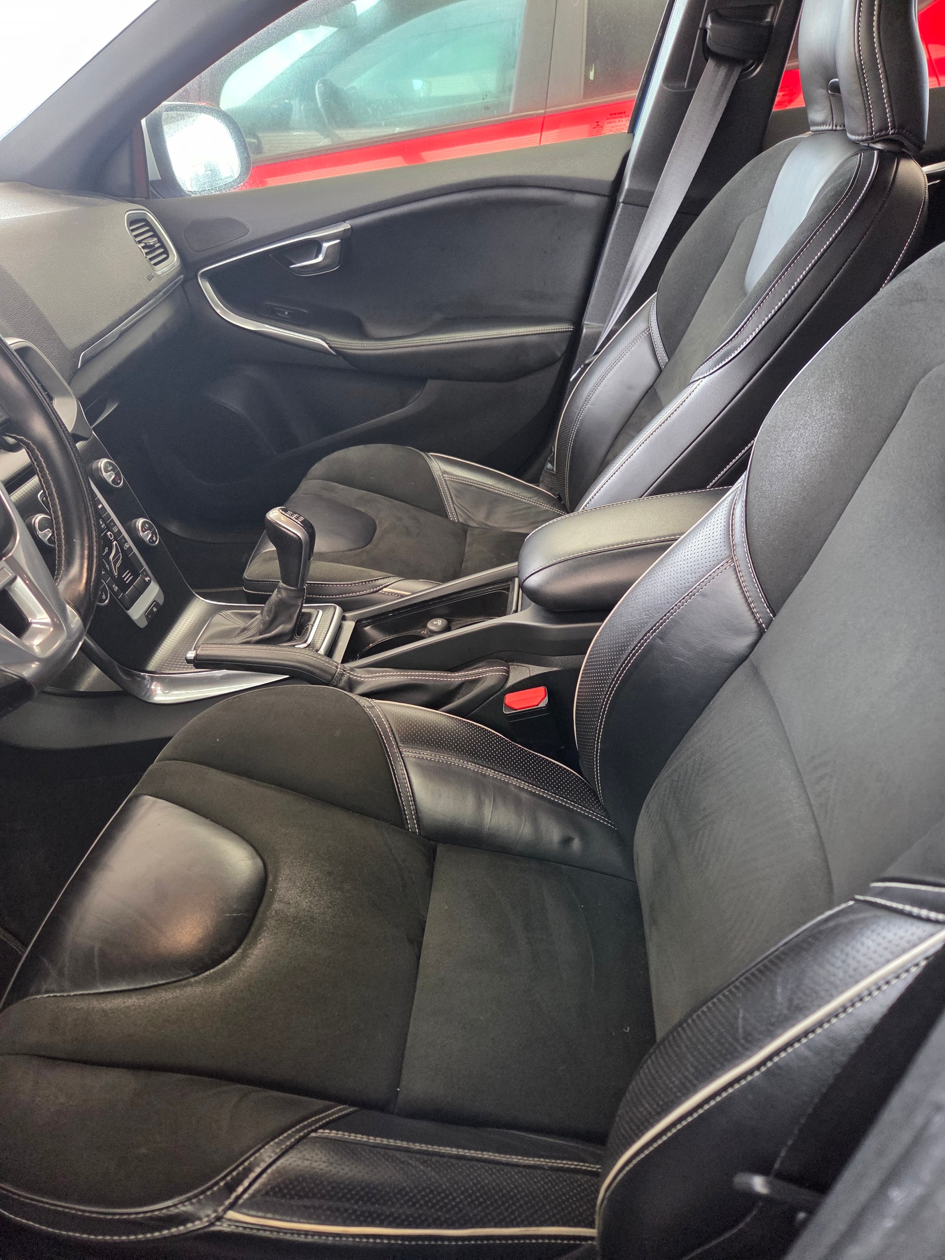 VOLVO V40 D2 Kinetic R-Design-image-8