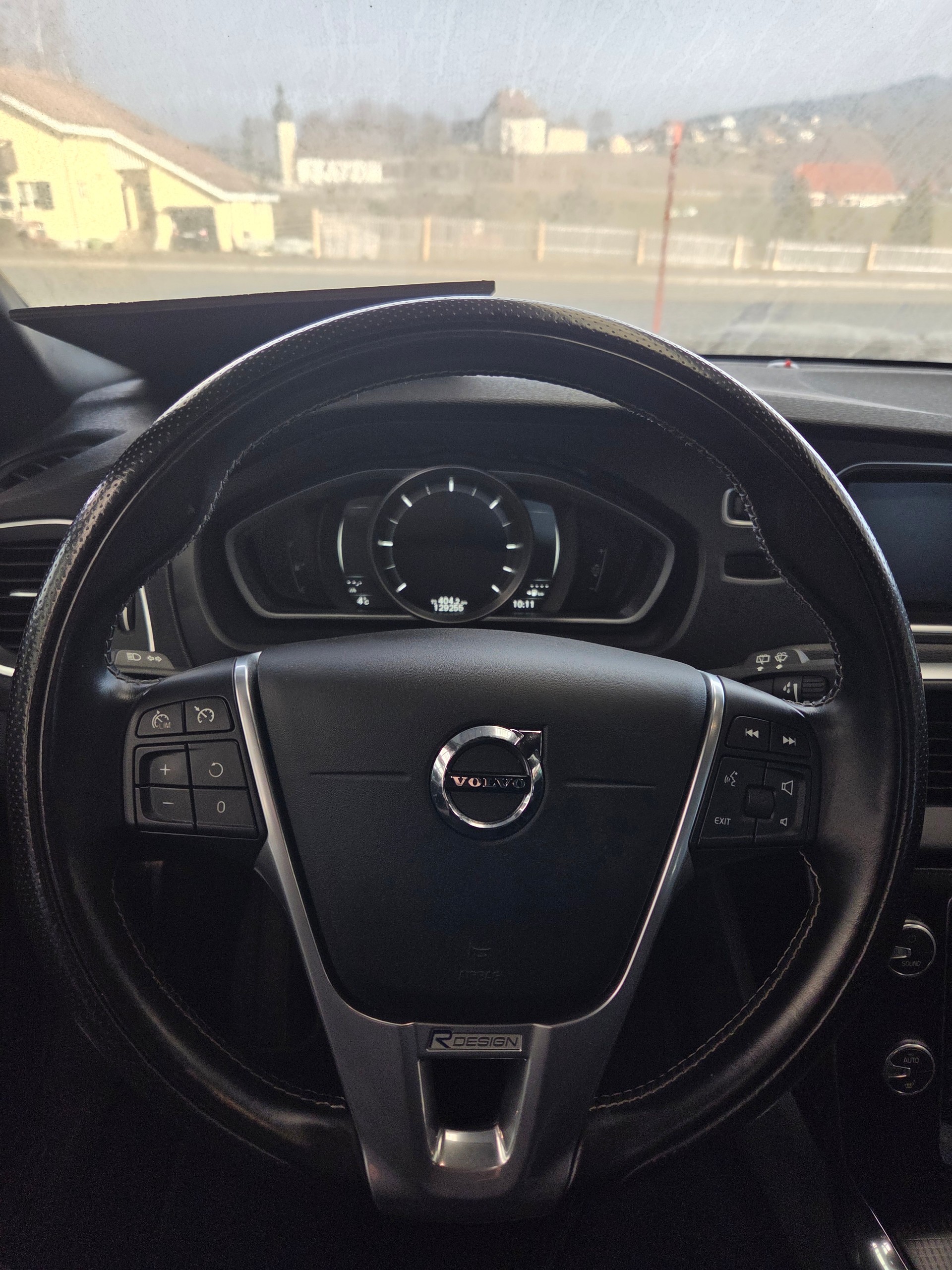 VOLVO V40 D2 Kinetic R-Design-image-9